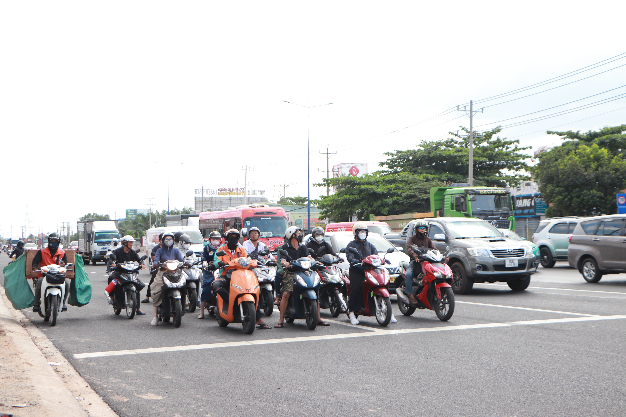 Quốc lộ 13 mở rộng 8 l&agrave;n: Người d&acirc;n chờ ng&agrave;y th&ocirc;ng suốt to&agrave;n tuyến - Ảnh 2.