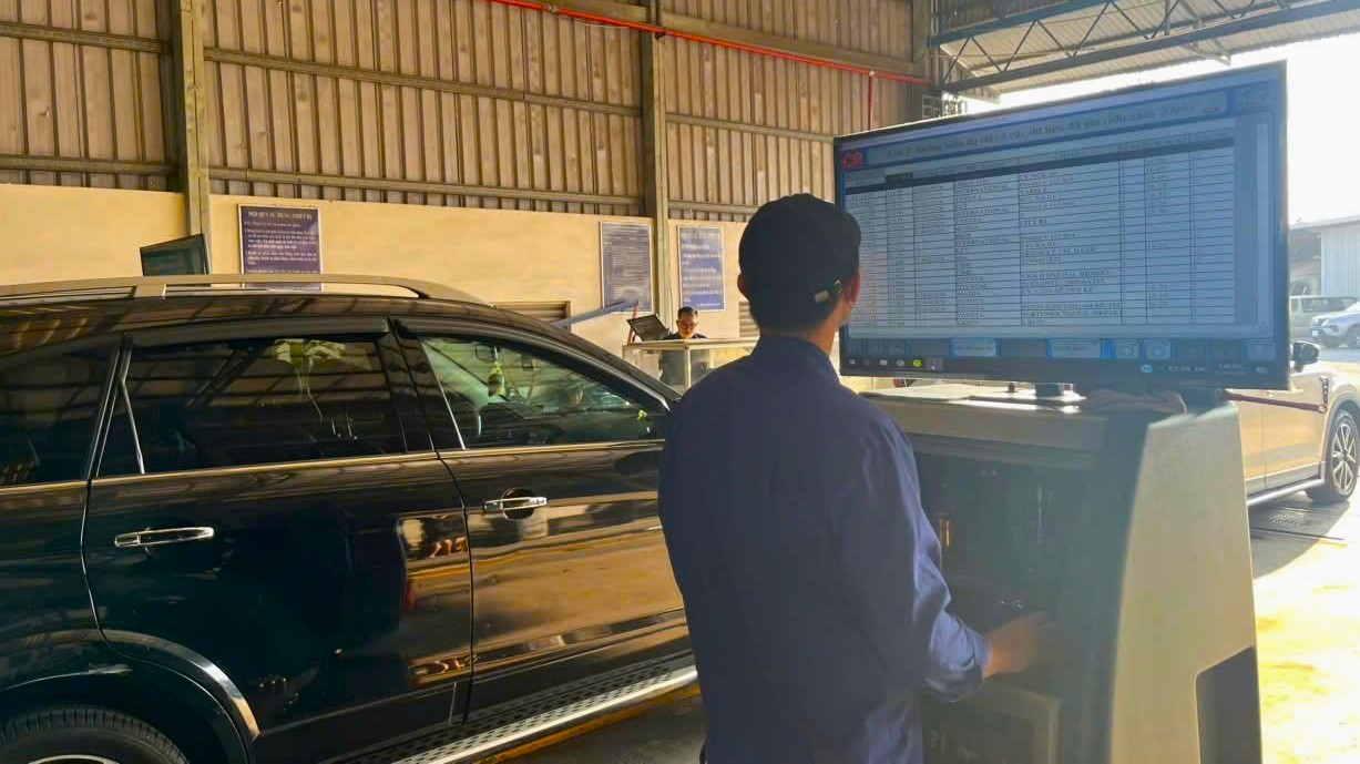 Chủ xe không bắt buộc ký giấy cam kết khi kiểm định khí thải năm 2026 - Ảnh 1. Chủ xe không bắt buộc ký giấy cam kết khi kiểm định khí thải năm 2026 - Ảnh 1.