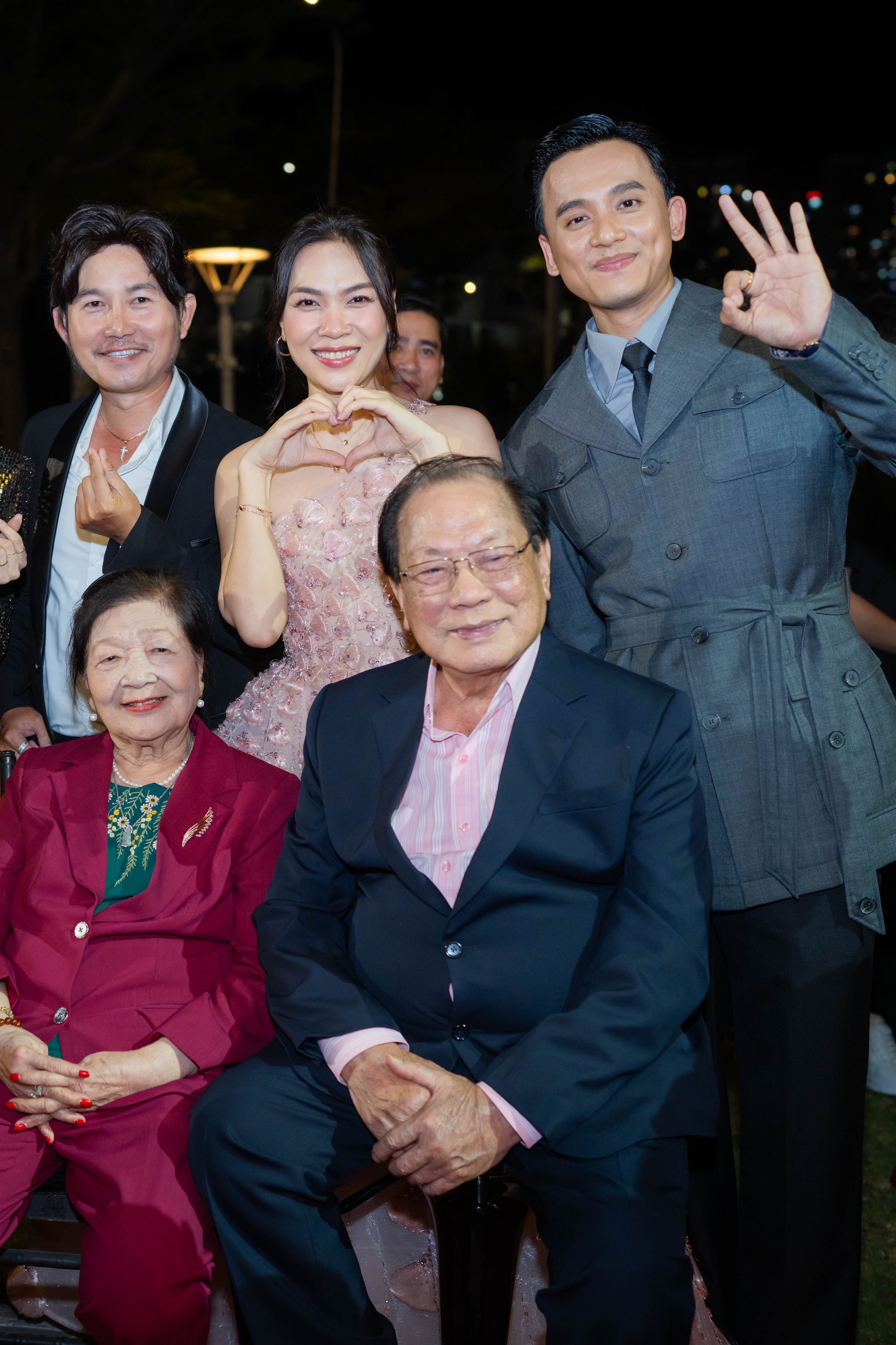 Ba mẹ Mỹ T&acirc;m đến ủng hộ phim của Mai T&agrave;i Phến - Ảnh 1.