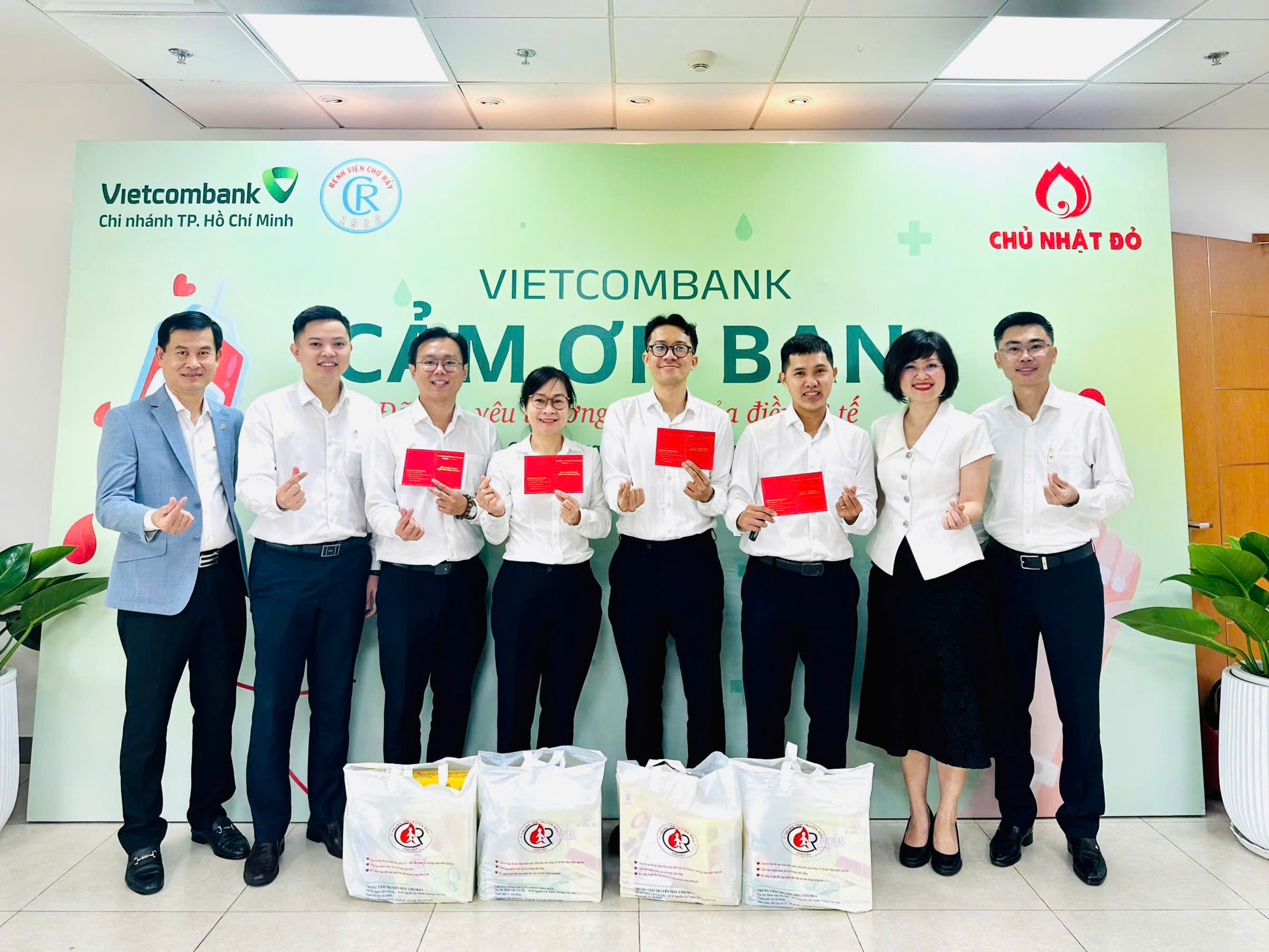 Vietcombank TP.HCM hiến tặng 222 đơn vị máu, lan tỏa tinh thần ‘Chủ Nhật Đỏ’  - Ảnh 3.