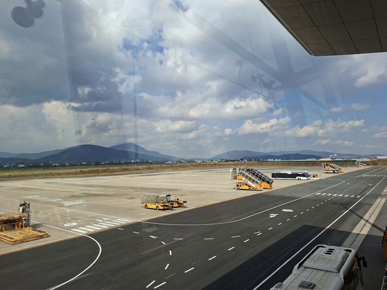 Sân bay Liên Khương vắng lặng trước giờ đóng cửa để 'đại tu'- Ảnh 1.