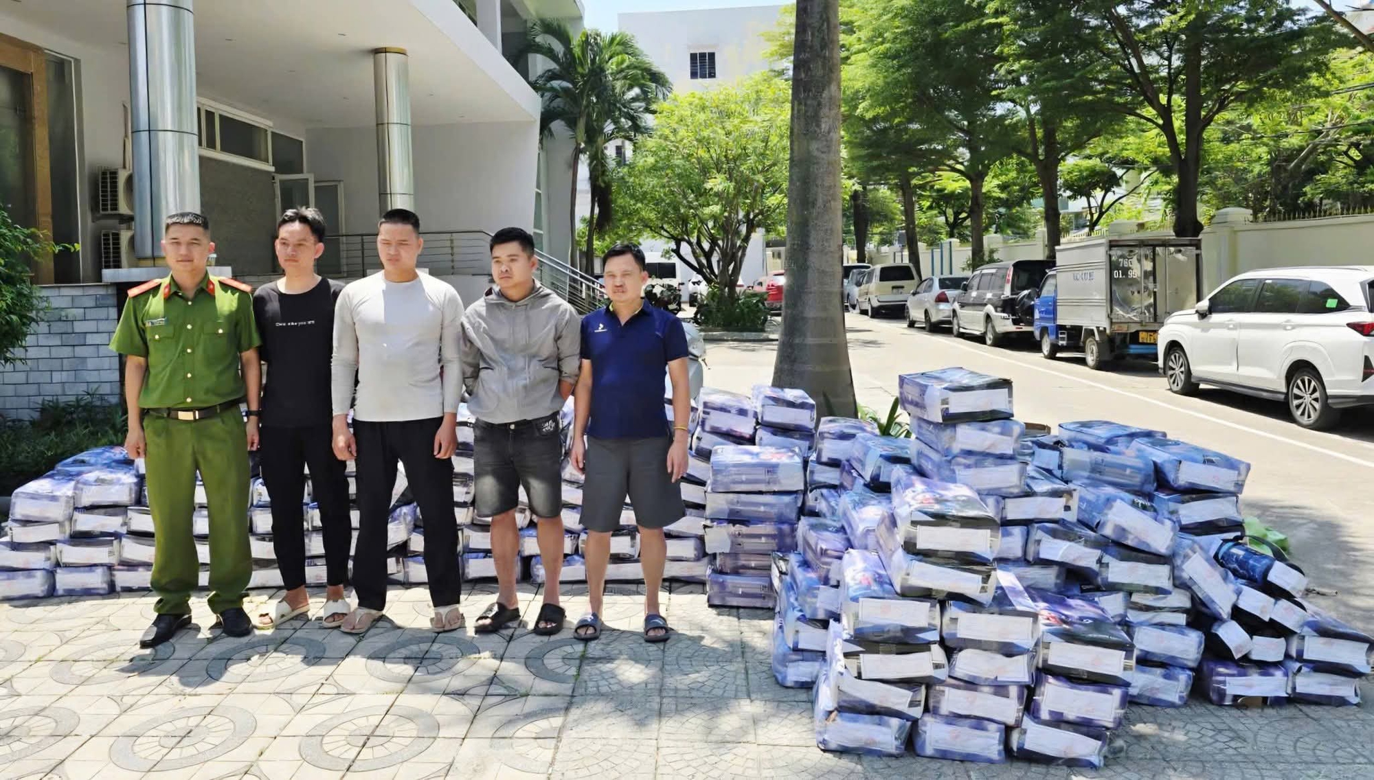 Liên tiếp phá đường dây buôn bán 'khí cười' quy mô 'khủng' ở Đà Nẵng- Ảnh 2.