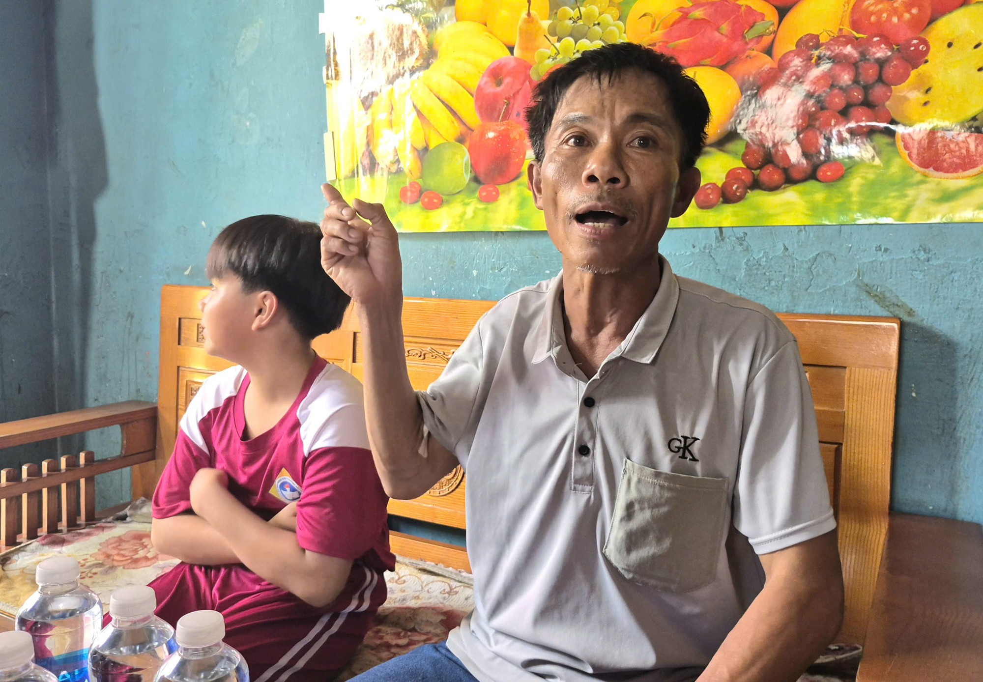 Người đàn ông kể lại khoảnh khắc lao xuống biển cứu 2 trẻ nhỏ đuối nước- Ảnh 1.