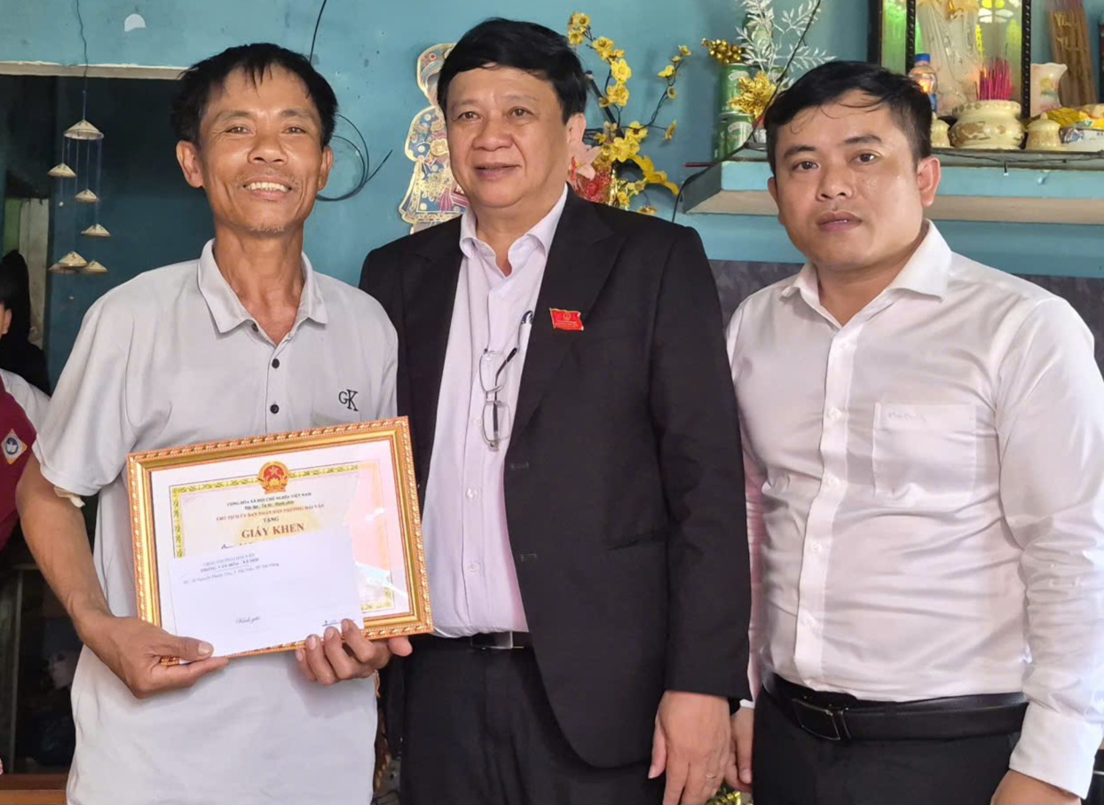 Người đàn ông kể lại khoảnh khắc lao xuống biển cứu 2 trẻ nhỏ đuối nước- Ảnh 3.