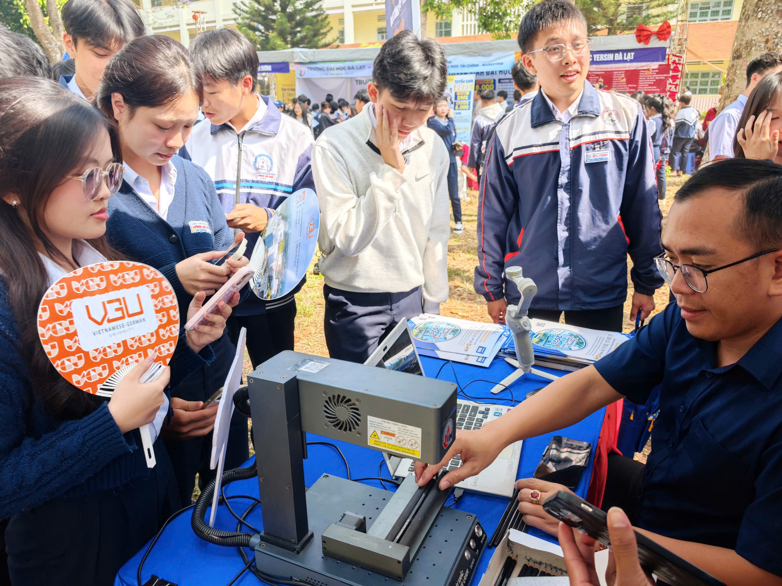 Gần 5.000 học sinh lớp 12 'h&iacute;t thở' kh&ocirc;ng kh&iacute; đại học trước c&aacute;c kỳ thi lớn - Ảnh 14.