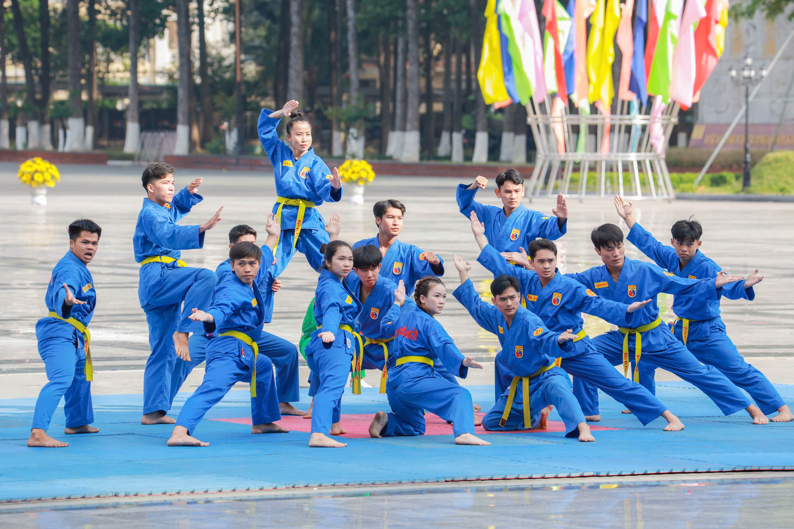 2.500 cán bộ, chiến sĩ đồng diễn nghệ thuật ở Quân khu 7- Ảnh 8.