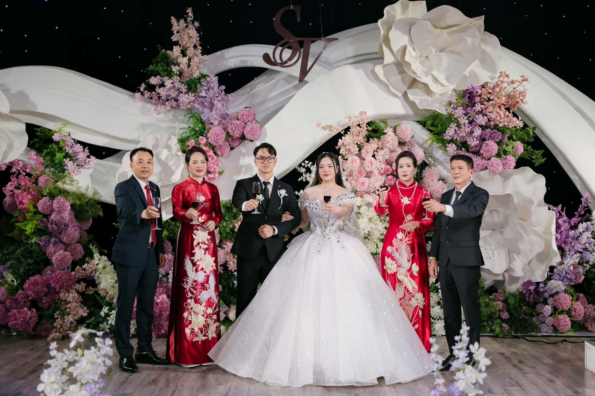 Bố dặn con rể trong đám cưới: 'Đừng lấy chân đá bình rượu mơ' - Ảnh 2.