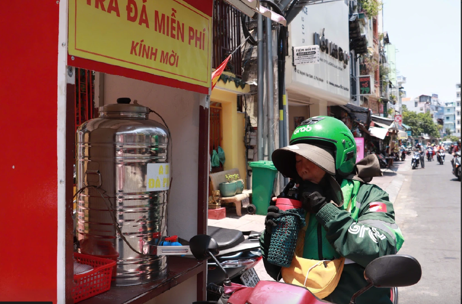 Mùa nắng nóng bất thường, vì sao?- Ảnh 2. Mùa nắng nóng bất thường, vì sao?- Ảnh 2.