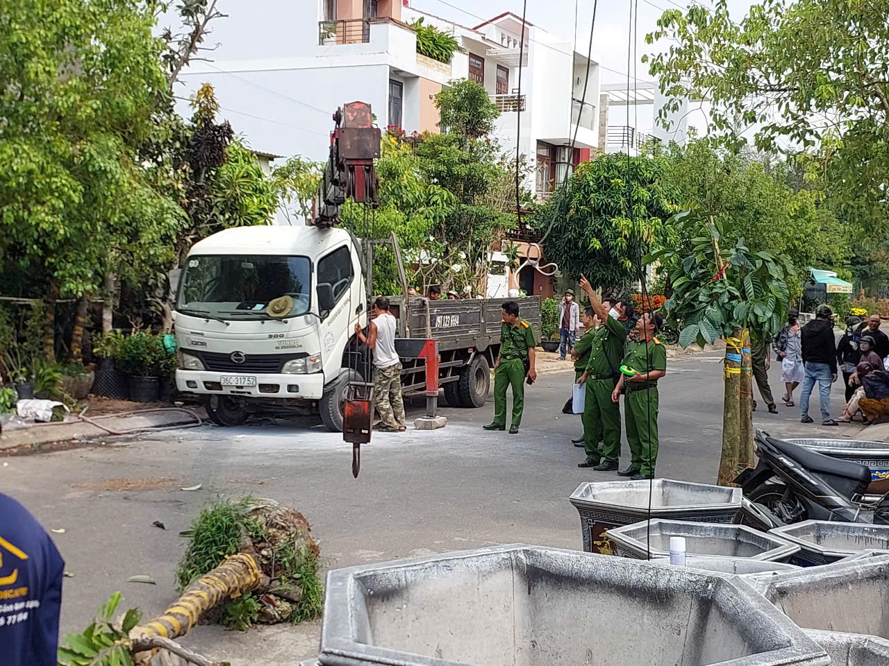 Tai nạn điện 3 pha tại Lâm Đồng khiến tài xế xe tải gắn cẩu tử vong - Ảnh 3.