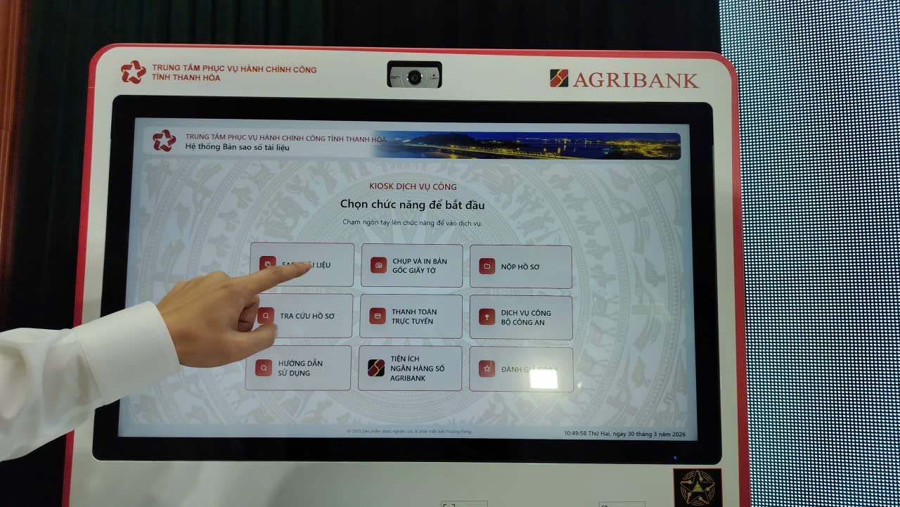 Người dân thanh hóa chỉ mất 3 phút để chứng thực giấy tờ với Kiosk thông minh - Ảnh 1.