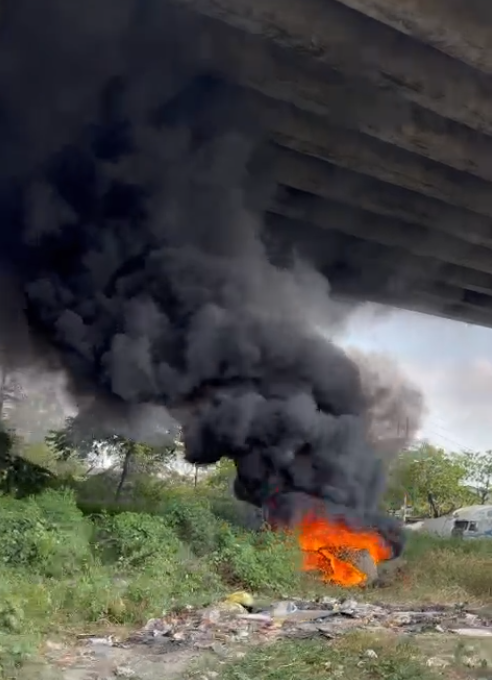 Rác bủa vây, đốt rác gây mất an toàn dưới chân cầu Phú Mỹ - Ảnh 2.