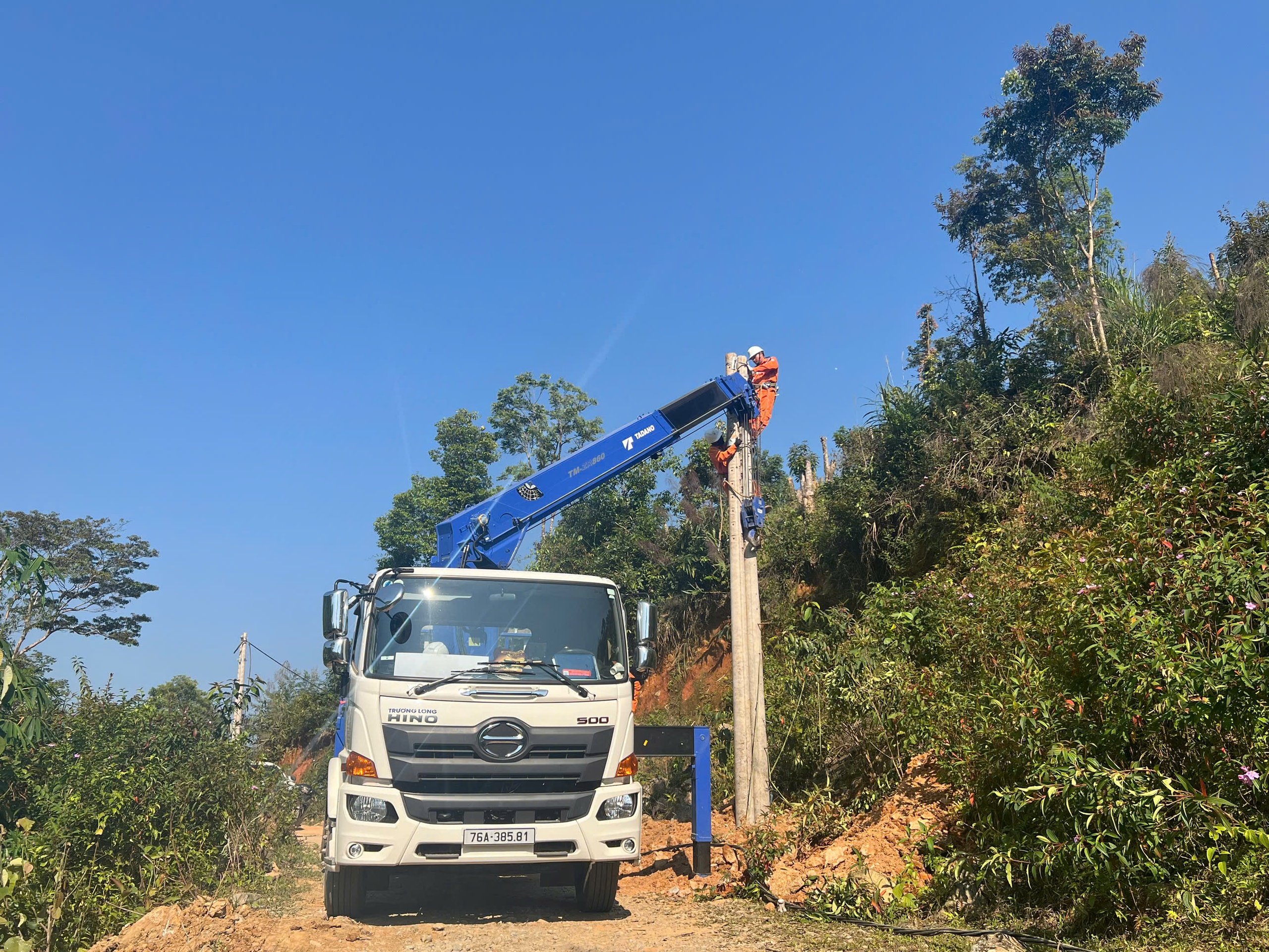 Đưa điện lưới quốc gia về ‘vùng trắng’ Tu Thôn- Ảnh 1.