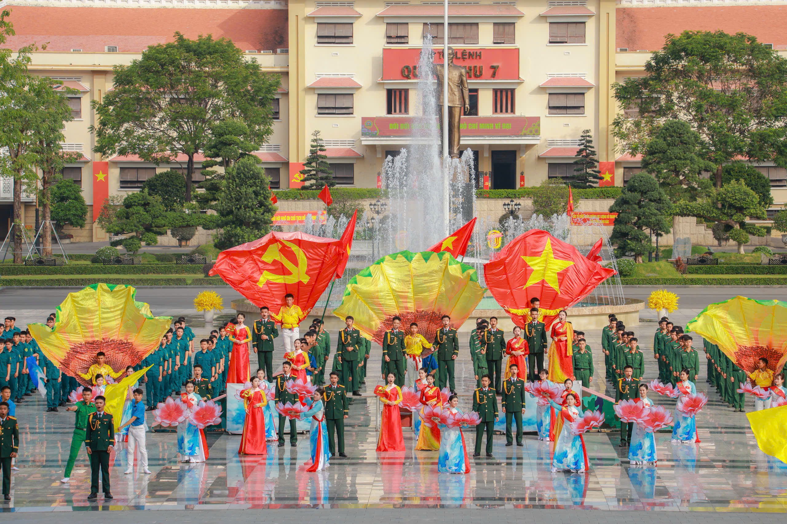 2.500 cán bộ, chiến sĩ đồng diễn nghệ thuật ở Quân khu 7- Ảnh 1.