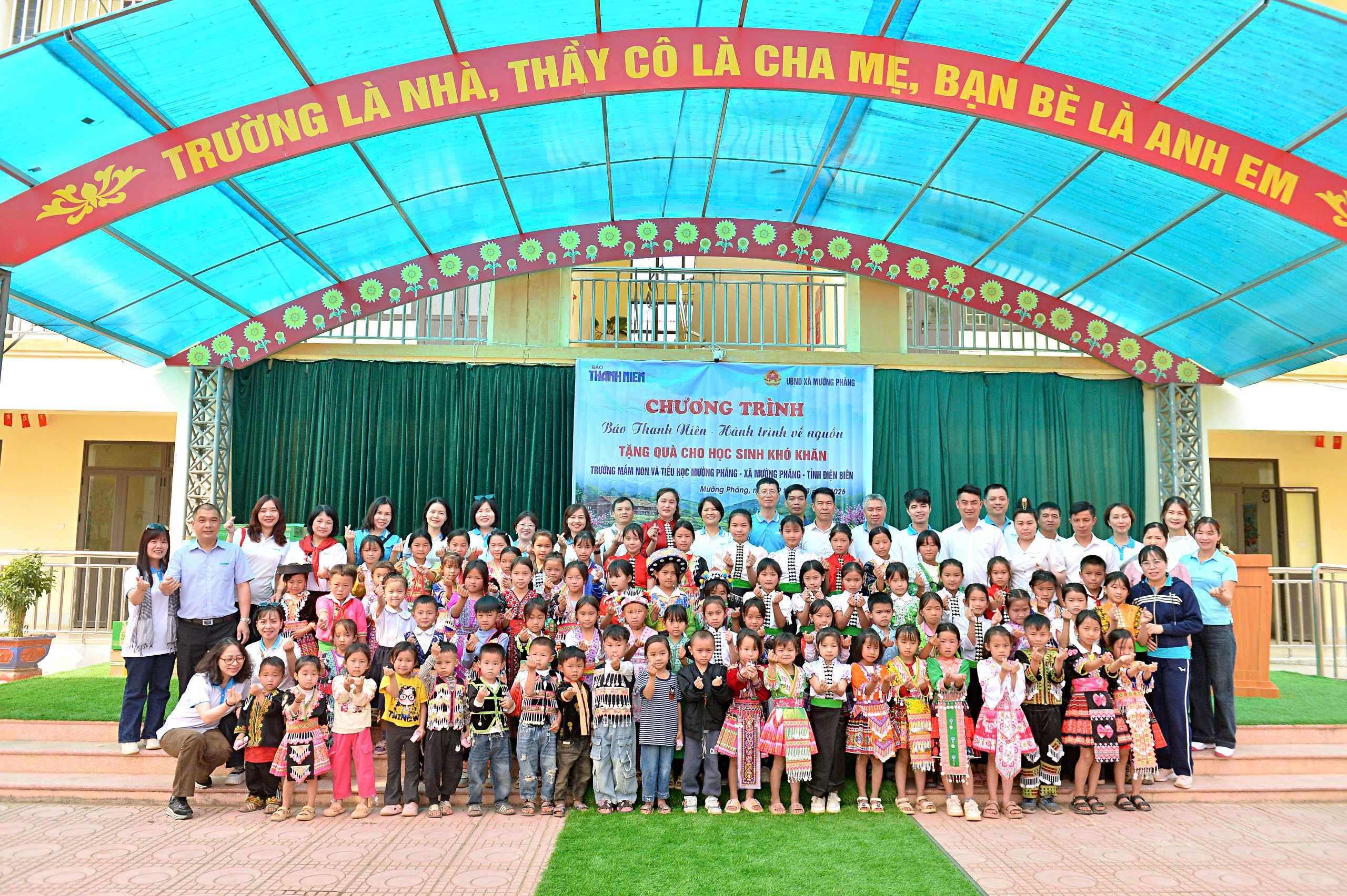 Mang yêu thương đến Mường Phăng trong hành trình về nguồn của Báo Thanh Niên - Ảnh 1.