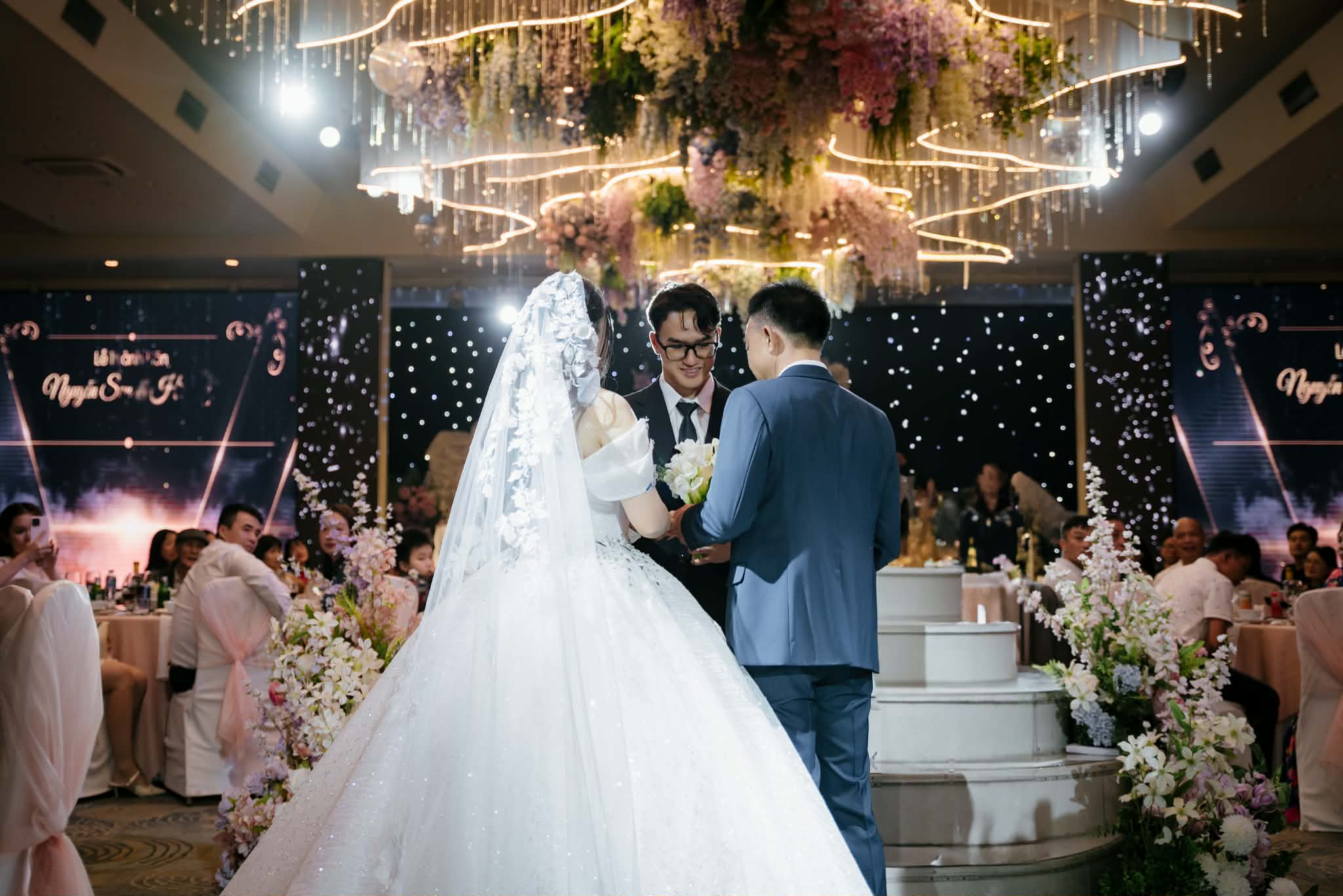 Bố dặn con rể trong đám cưới: 'Đừng lấy chân đá bình rượu mơ' - Ảnh 1.