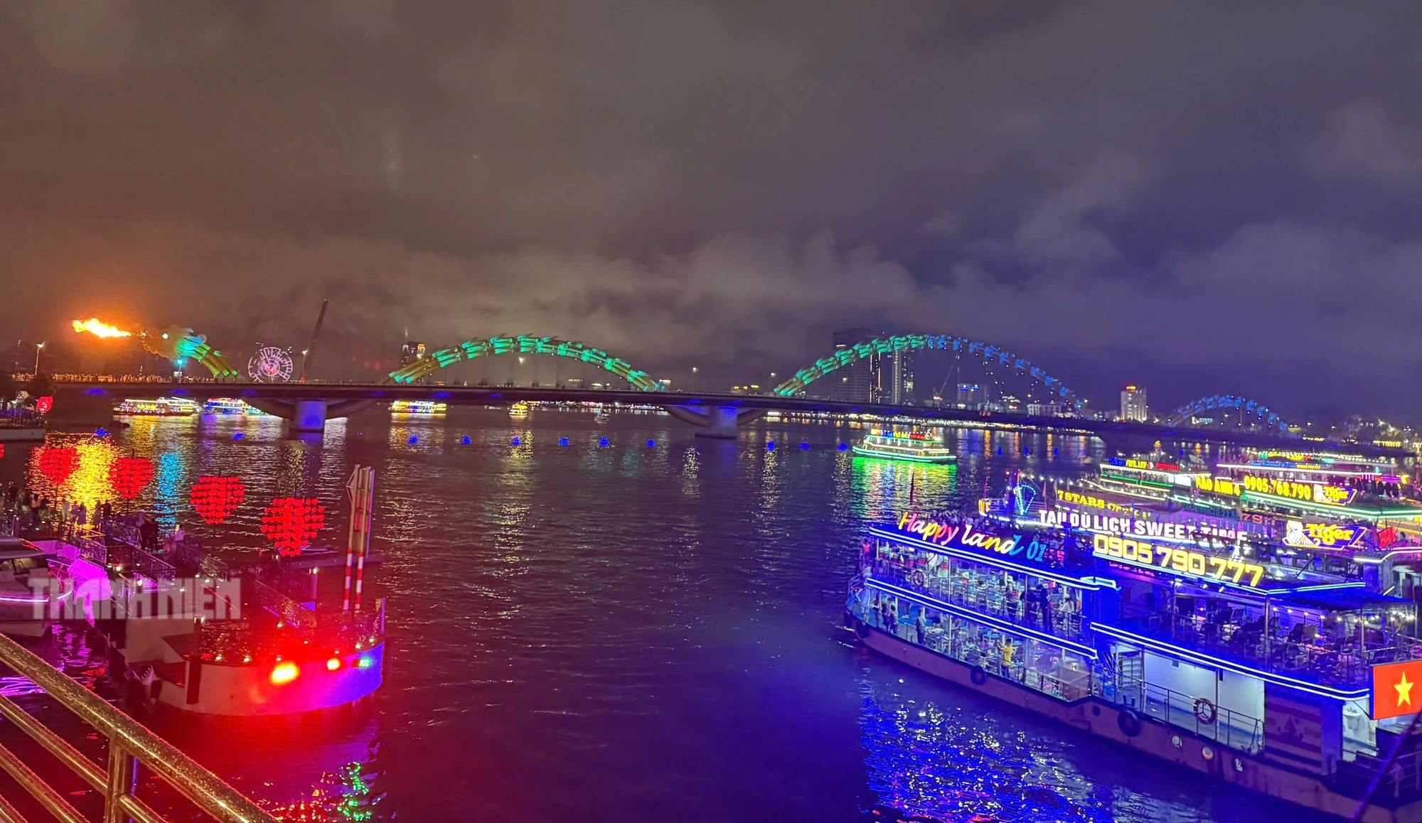 Đ&ecirc;m gala Tổ quốc b&igrave;nh y&ecirc;n ho&agrave;nh tr&aacute;ng tr&ecirc;n s&ocirc;ng H&agrave;n dịp lễ 30 . 4 - Ảnh 3.