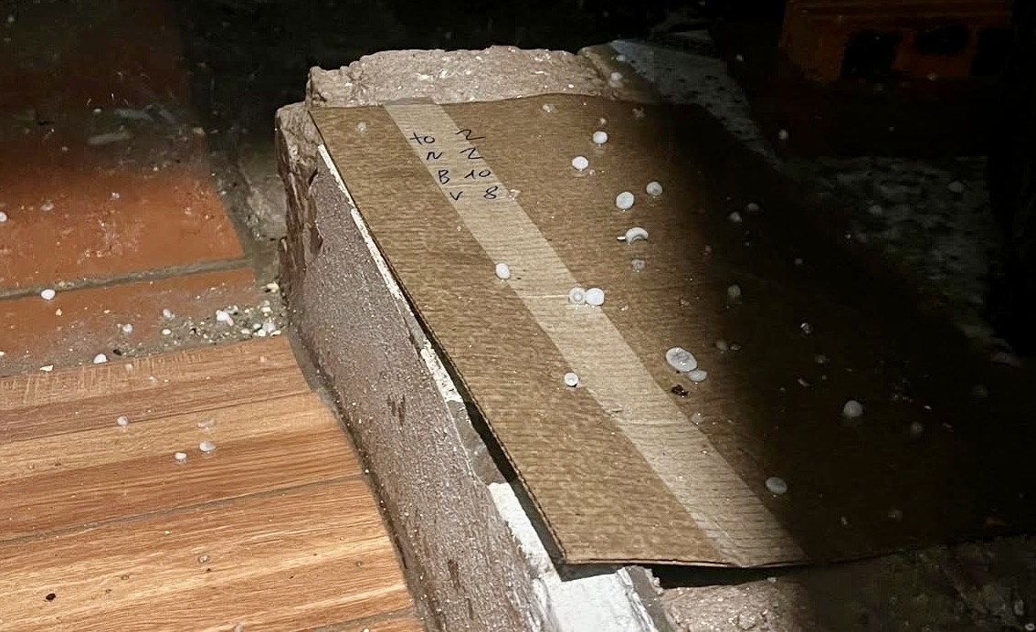 Hà Nội và 3 tỉnh có mưa đá, giông lốc, hơn 4.100 nhà bị tốc mái- Ảnh 1.