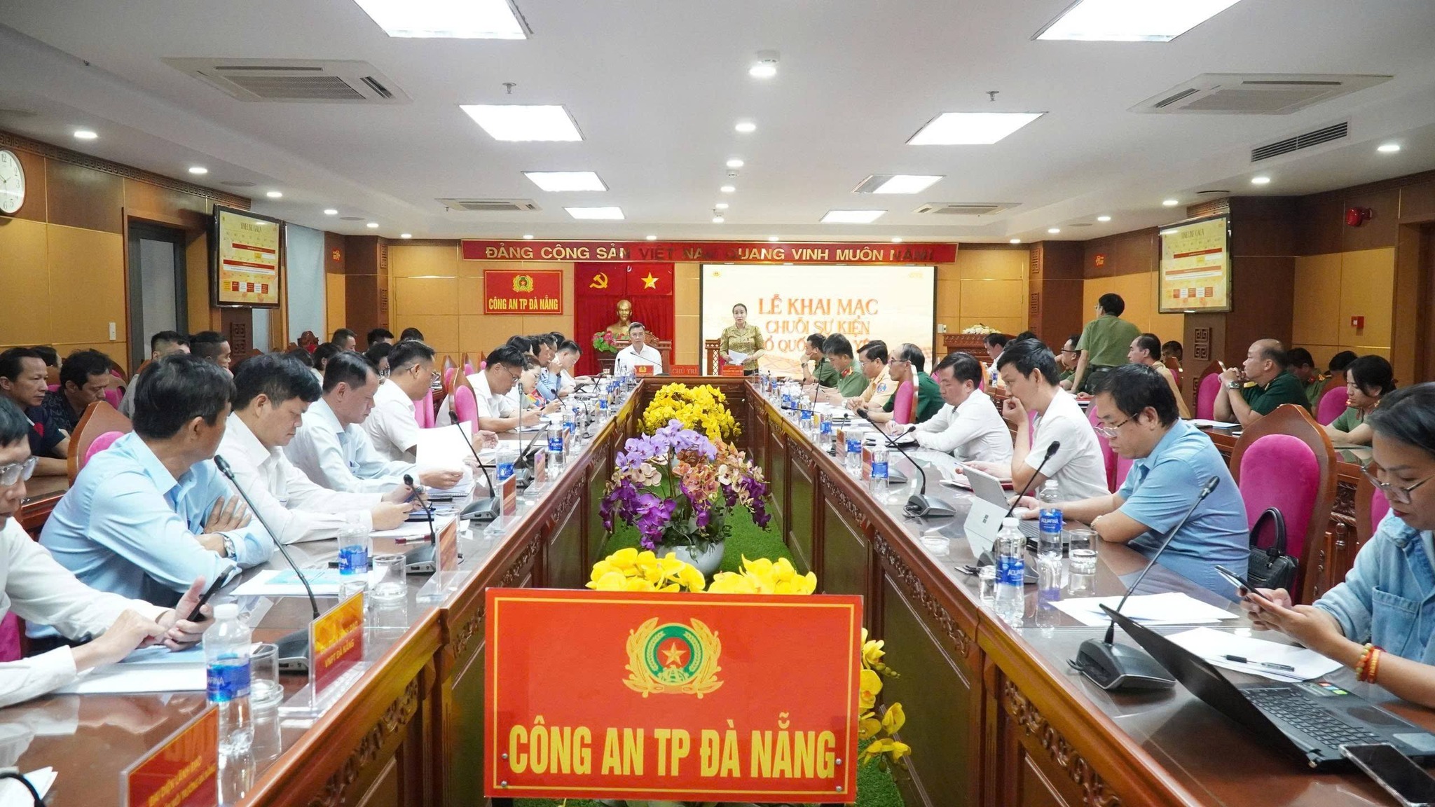 Đ&ecirc;m gala Tổ quốc b&igrave;nh y&ecirc;n ho&agrave;nh tr&aacute;ng tr&ecirc;n s&ocirc;ng H&agrave;n dịp lễ 30 . 4 - Ảnh 2.