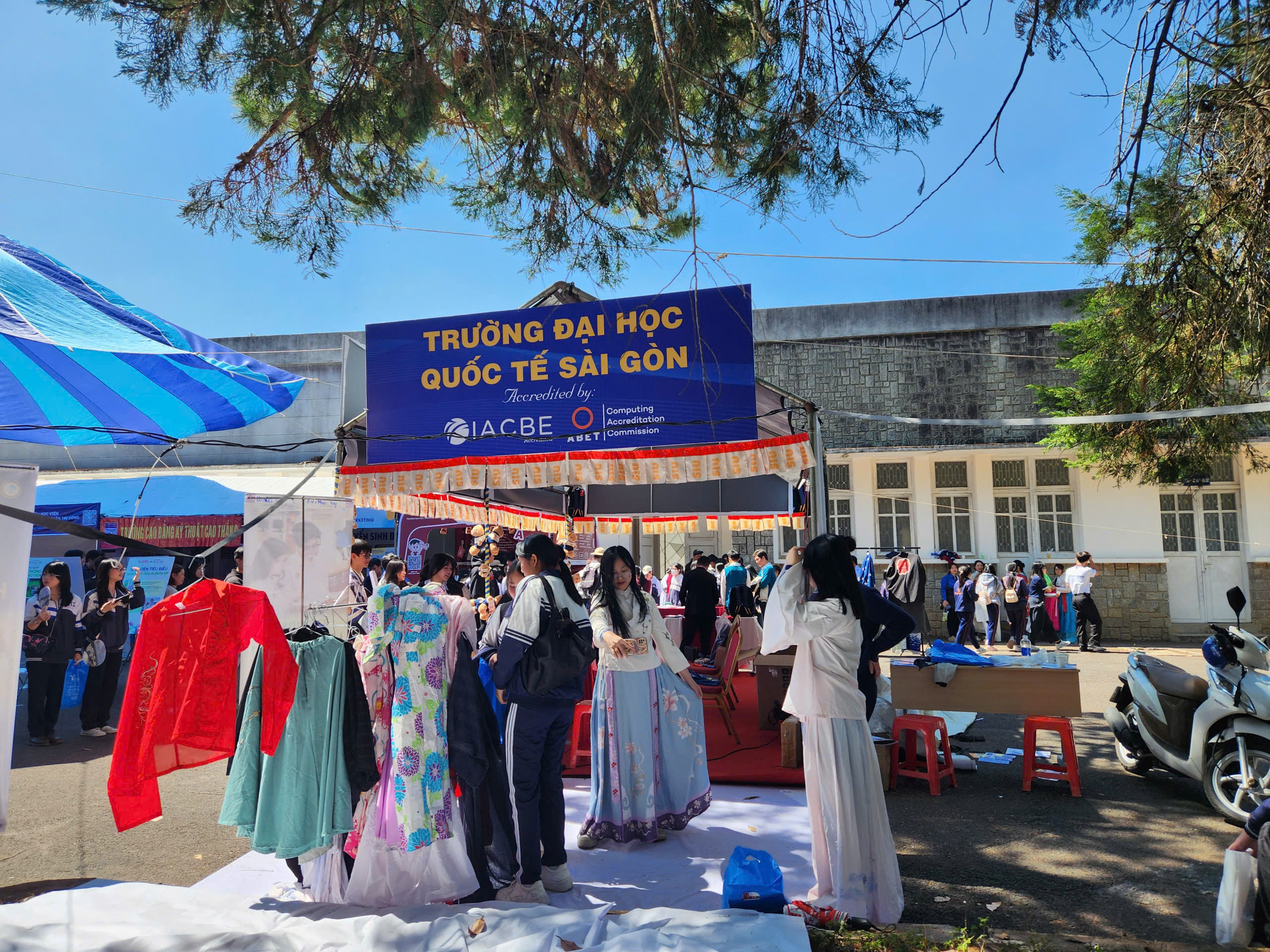 Gần 5.000 học sinh lớp 12 'h&iacute;t thở' kh&ocirc;ng kh&iacute; đại học trước c&aacute;c kỳ thi lớn - Ảnh 5.