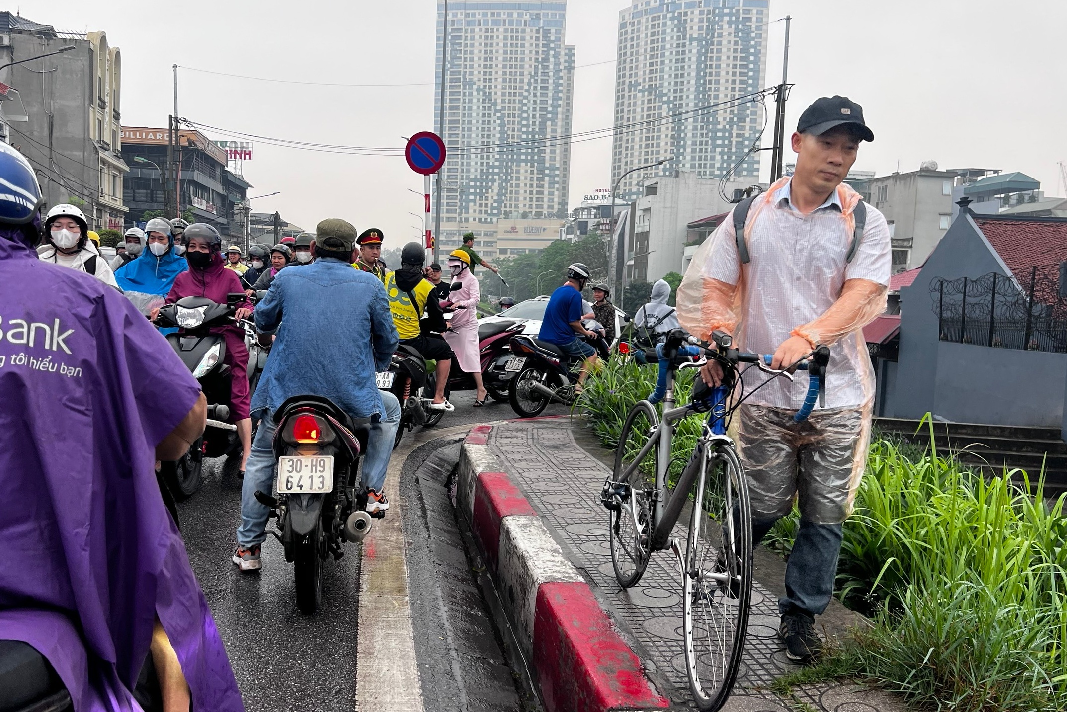 Cầu Chương Dương 'thất thủ' khi H&agrave; Nội cấm xe qua cầu Long Bi&ecirc;n - Ảnh 10.