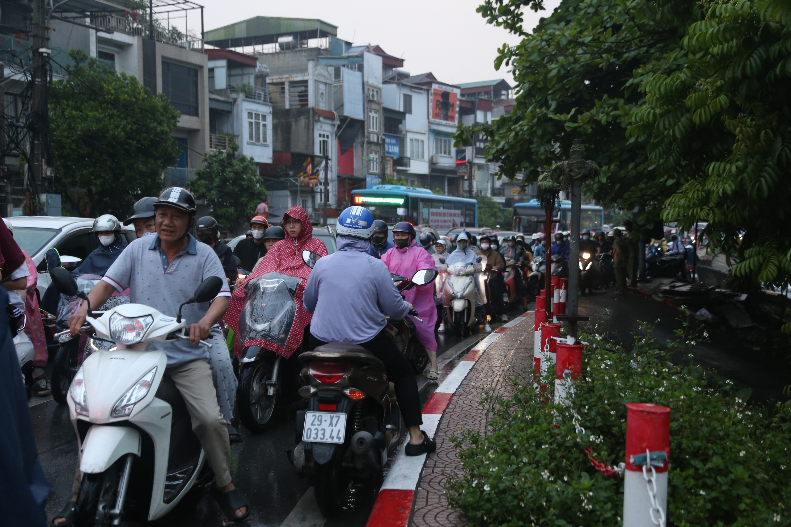 Cầu Chương Dương 'thất thủ' khi H&agrave; Nội cấm xe qua cầu Long Bi&ecirc;n - Ảnh 9.