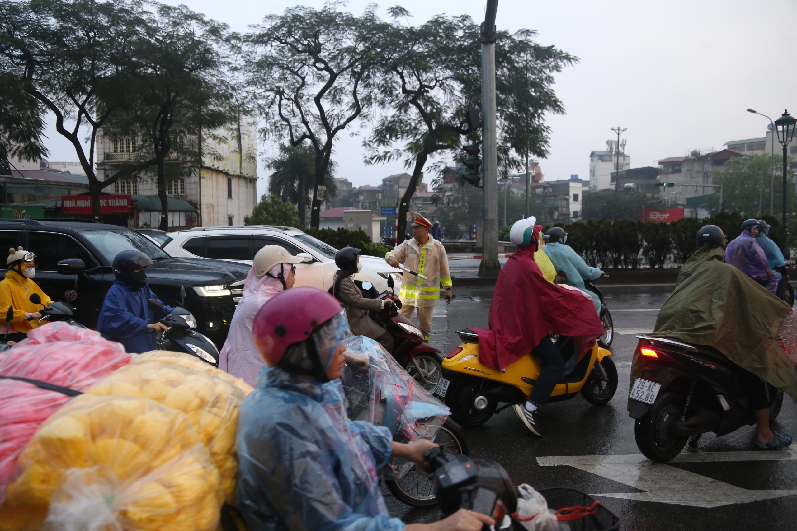 Cầu Chương Dương 'thất thủ' khi H&agrave; Nội cấm xe qua cầu Long Bi&ecirc;n - Ảnh 7.