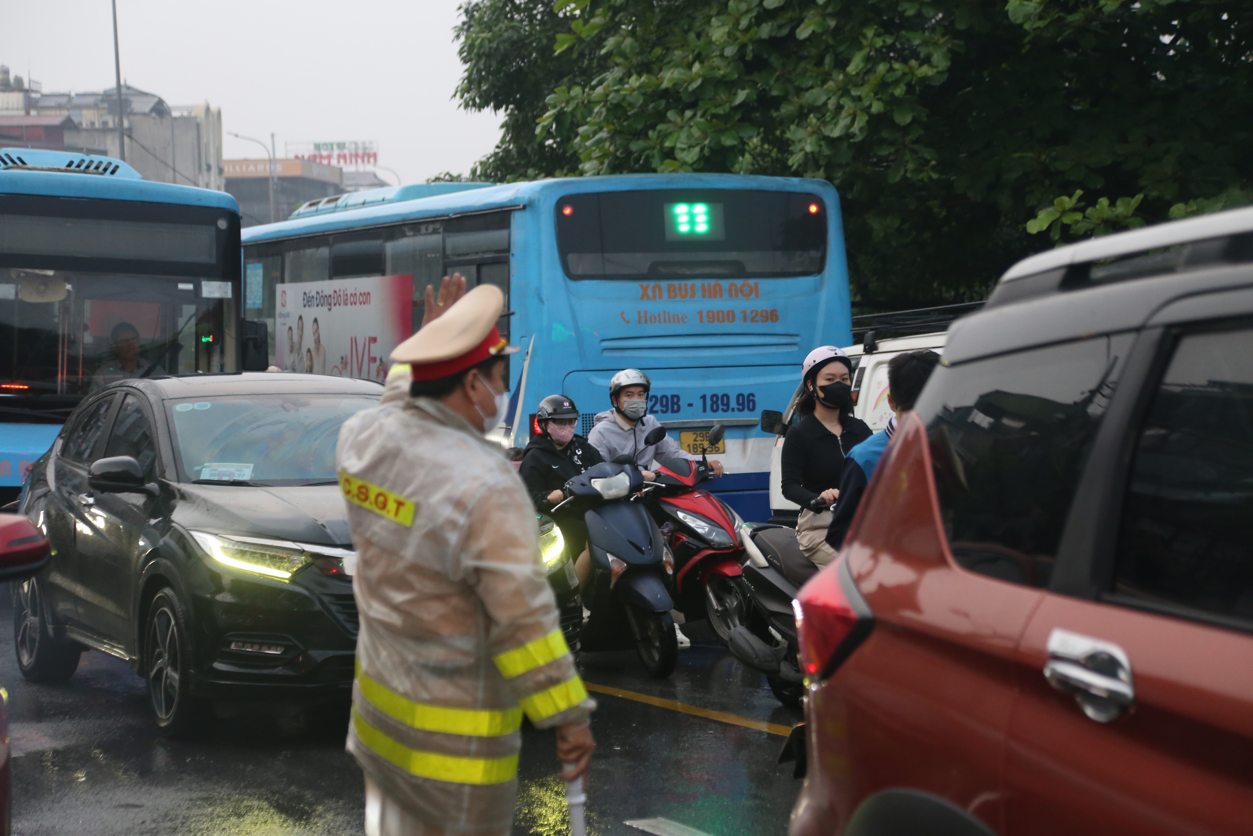 Cầu Chương Dương 'thất thủ' khi H&agrave; Nội cấm xe qua cầu Long Bi&ecirc;n - Ảnh 8.