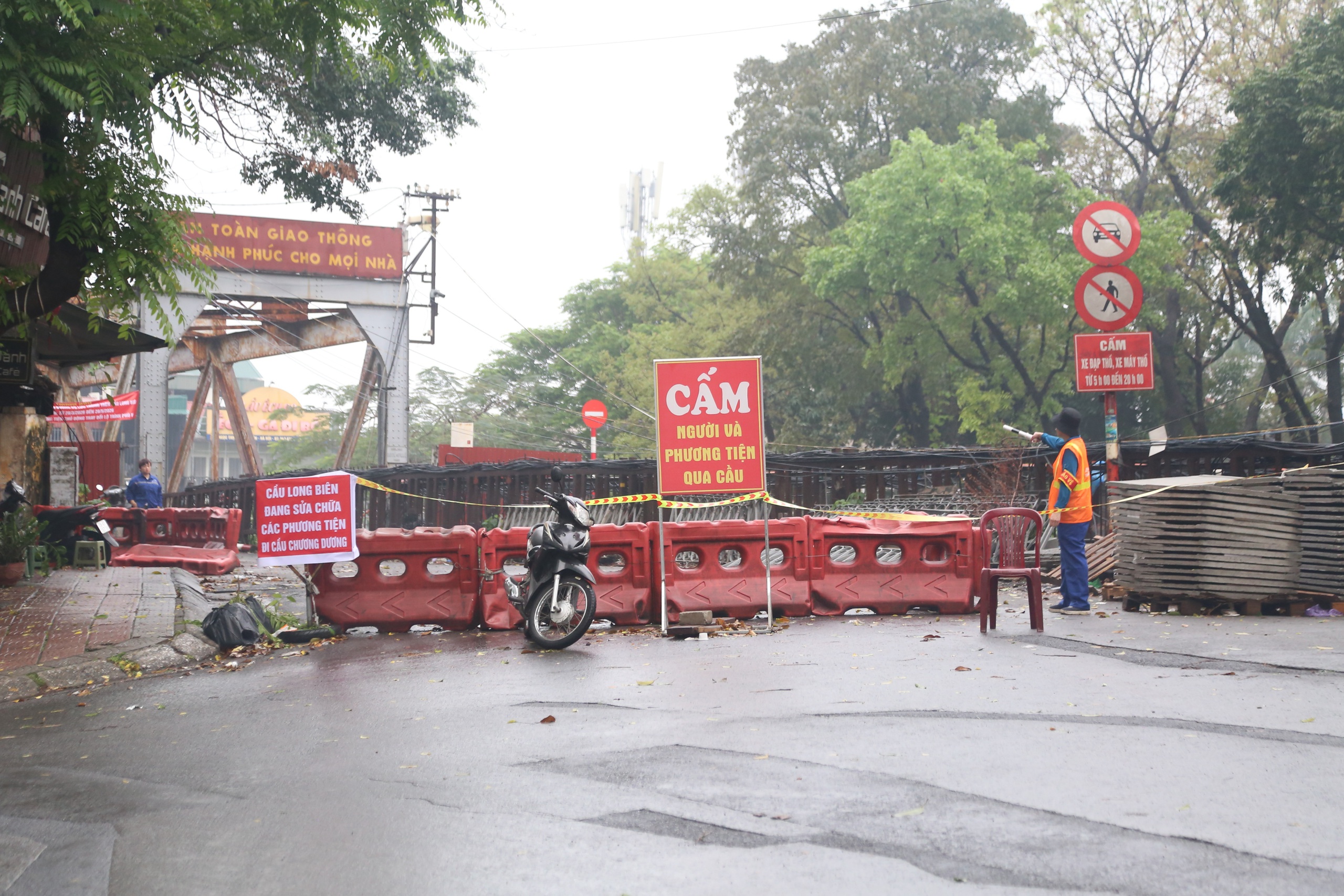 Cầu Chương Dương 'thất thủ' khi H&agrave; Nội cấm xe qua cầu Long Bi&ecirc;n - Ảnh 12.