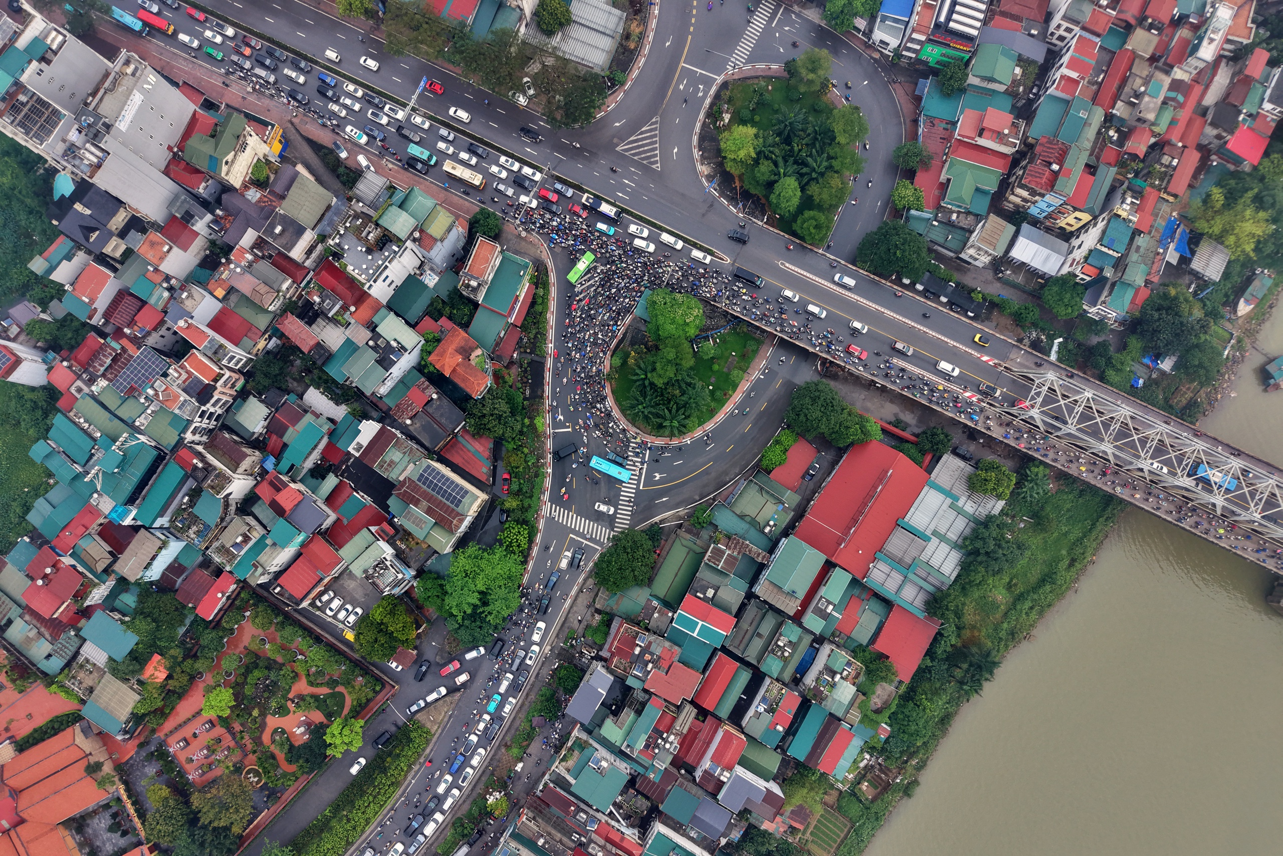 Cầu Chương Dương 'thất thủ' khi H&agrave; Nội cấm xe qua cầu Long Bi&ecirc;n - Ảnh 4.