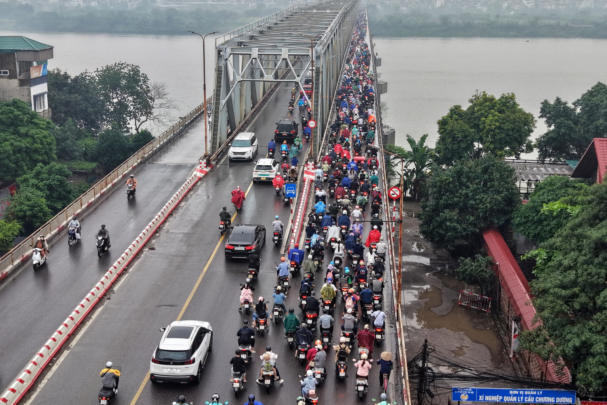 Cầu Chương Dương 'thất thủ' khi H&agrave; Nội cấm xe qua cầu Long Bi&ecirc;n - Ảnh 6.