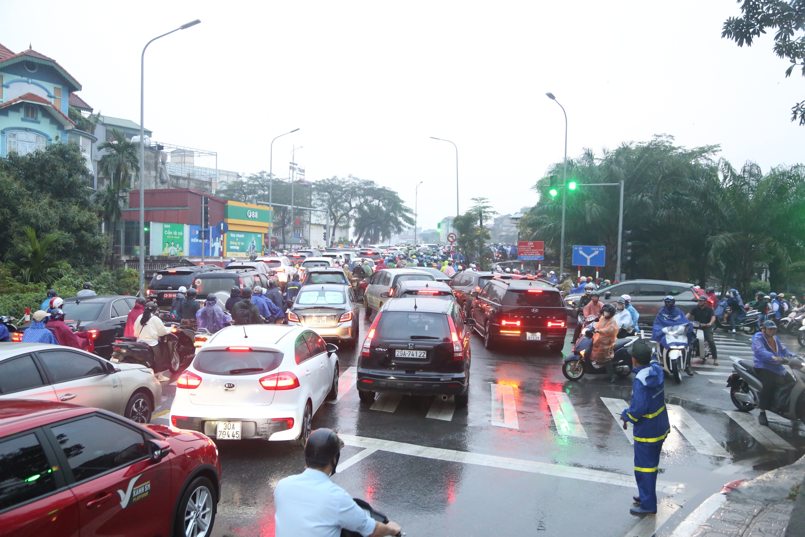 Cầu Chương Dương 'thất thủ' khi H&agrave; Nội cấm xe qua cầu Long Bi&ecirc;n - Ảnh 1.