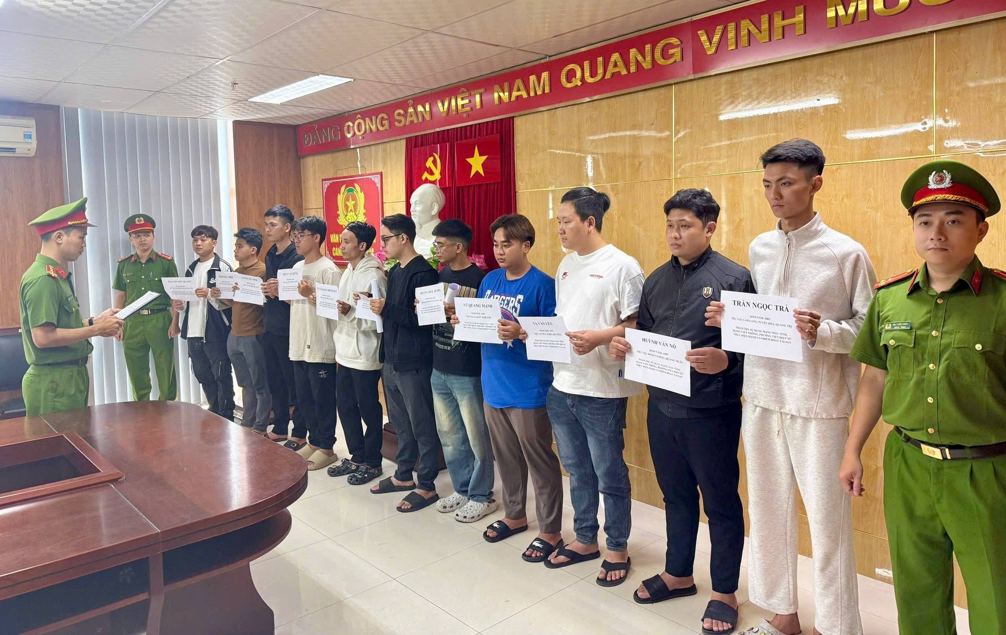 Đường dây tội phạm công nghệ cao rút ruột thẻ tín dụng quốc tế tại Đà Nẵng - Ảnh 1. Đường dây tội phạm công nghệ cao rút ruột thẻ tín dụng quốc tế tại Đà Nẵng - Ảnh 1.