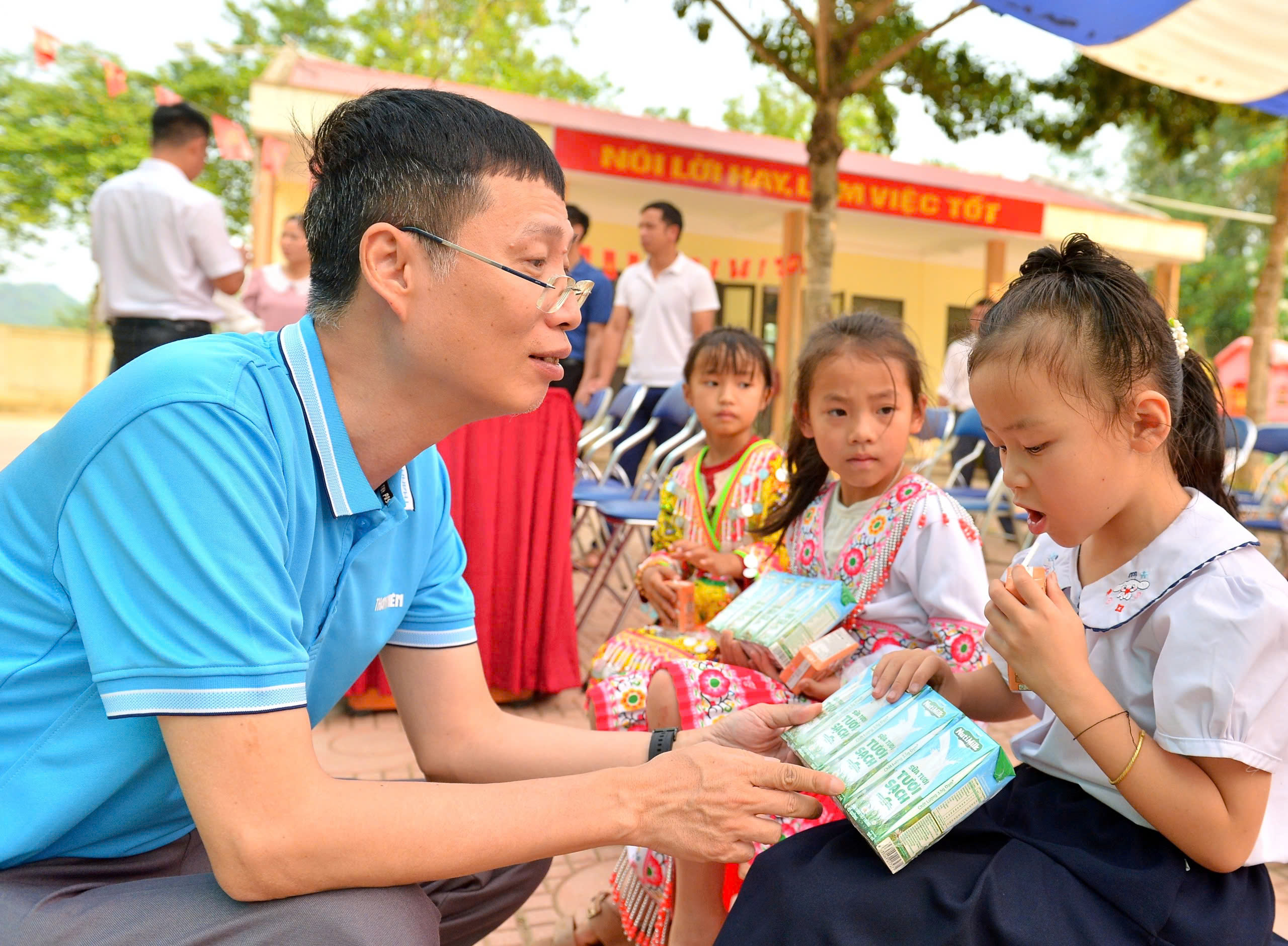 Mang yêu thương đến Mường Phăng trong hành trình về nguồn của Báo Thanh Niên - Ảnh 11.