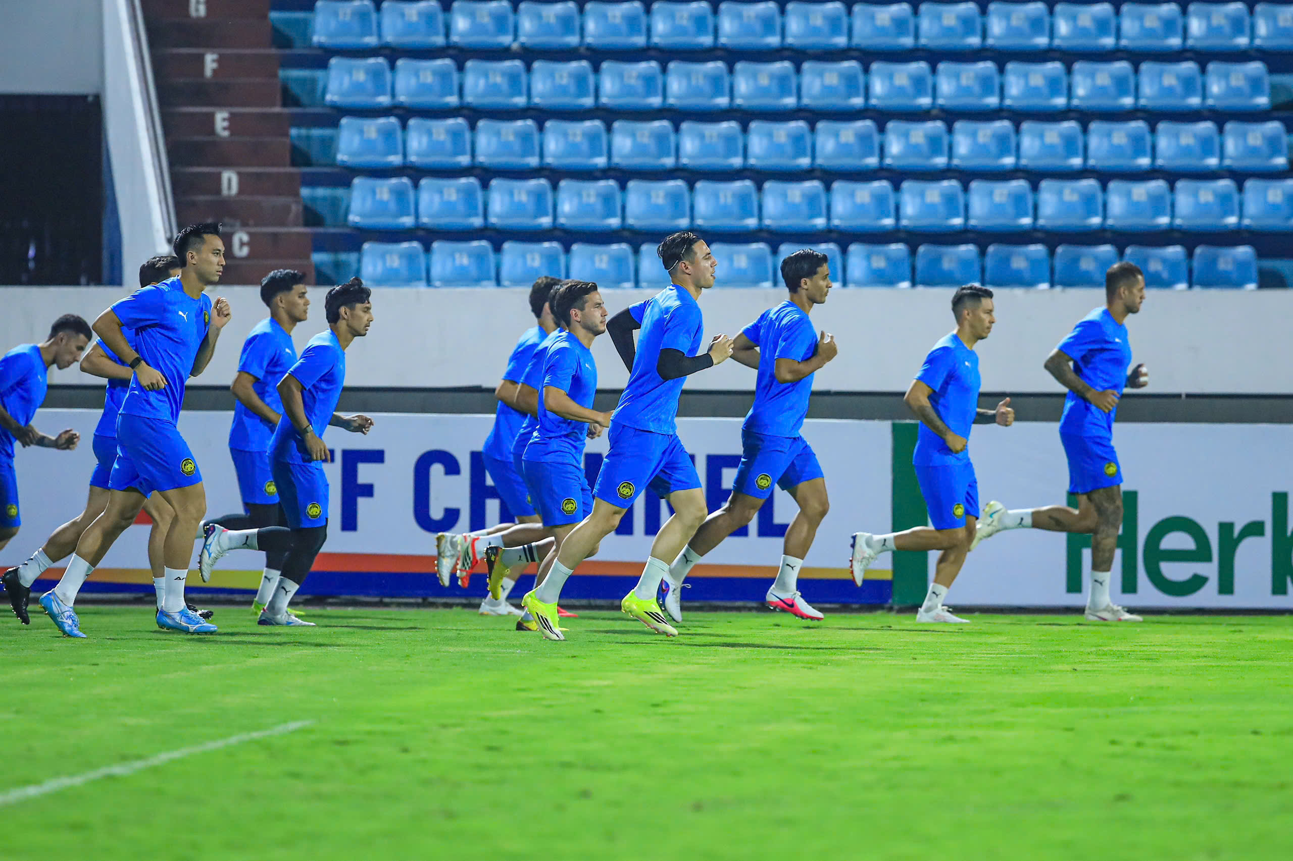 Đội tuyển Malaysia xuất hiện ‘bắt mắt’ trên sân Thiên Trường, báo chí ‘ở nhà’ nóng lòng…- Ảnh 2. Đội tuyển Malaysia xuất hiện ‘bắt mắt’ trên sân Thiên Trường, báo chí ‘ở nhà’ nóng lòng…- Ảnh 2.