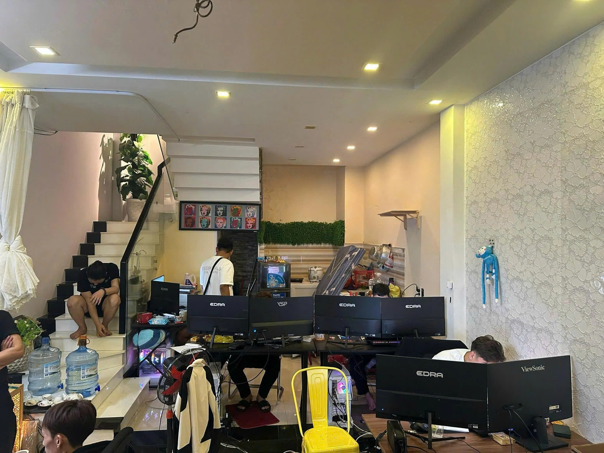 Thông tin mới về đường dây tội phạm công nghệ cao 'rút ruột' thẻ tín dụng quốc tế- Ảnh 2. Thông tin mới về đường dây tội phạm công nghệ cao 'rút ruột' thẻ tín dụng quốc tế- Ảnh 2.