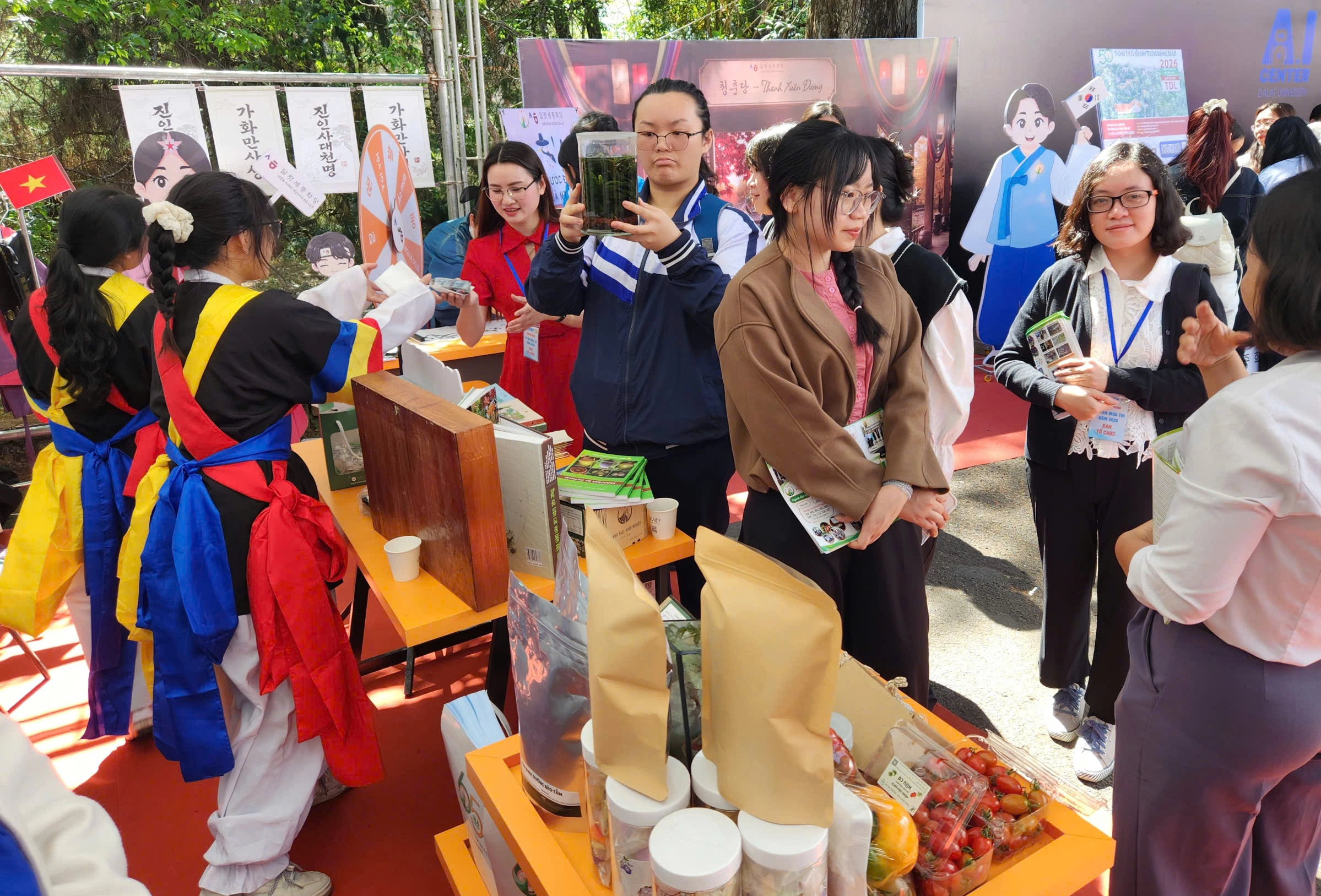 Gần 5.000 học sinh lớp 12 'h&iacute;t thở' kh&ocirc;ng kh&iacute; đại học trước c&aacute;c kỳ thi lớn - Ảnh 2.