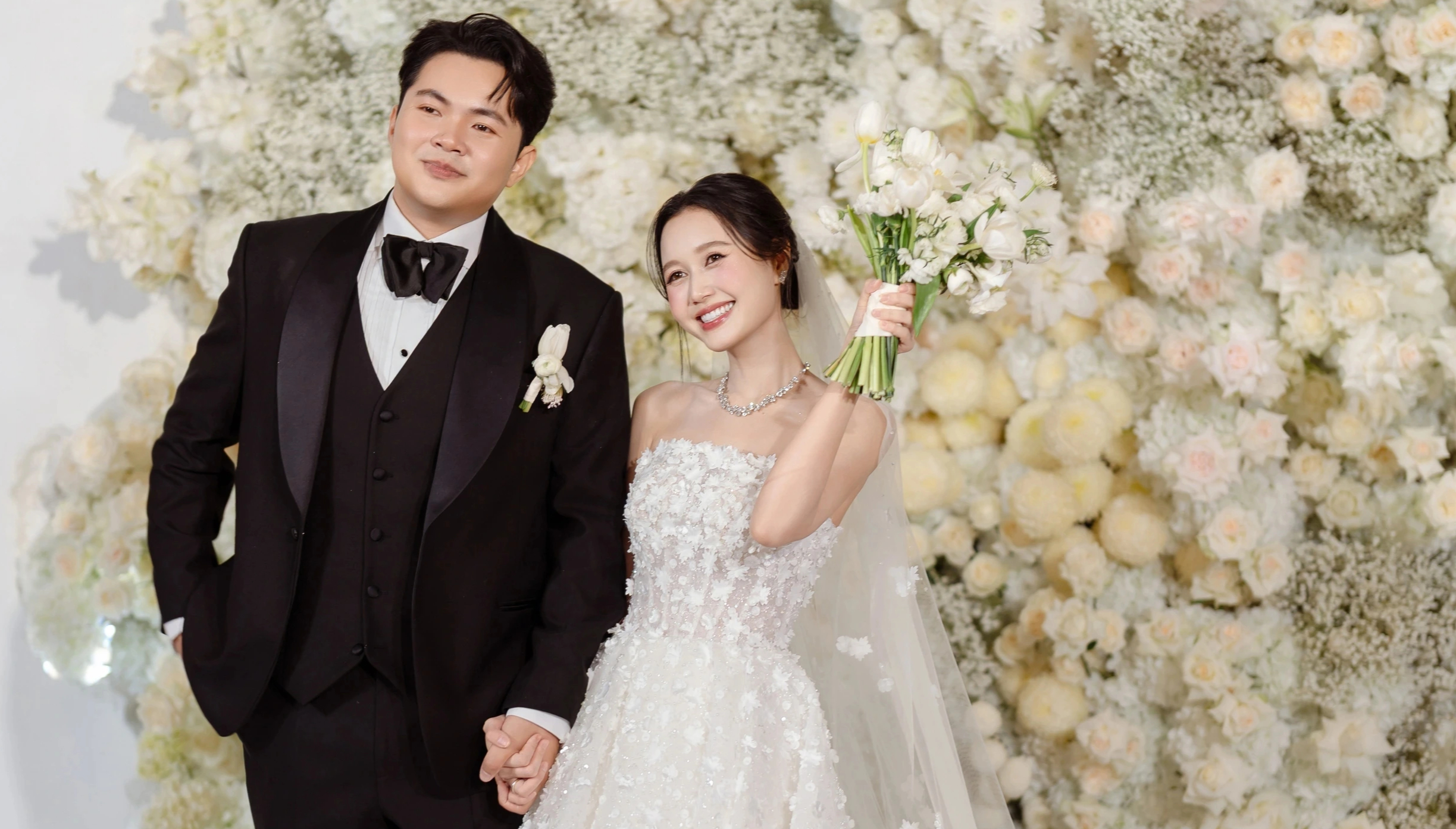 Sam, Trương Quỳnh Anh mặc gợi cảm dự đ&aacute;m cưới Nhung Gumiho v&agrave; chồng nhạc sĩ - Ảnh 1.