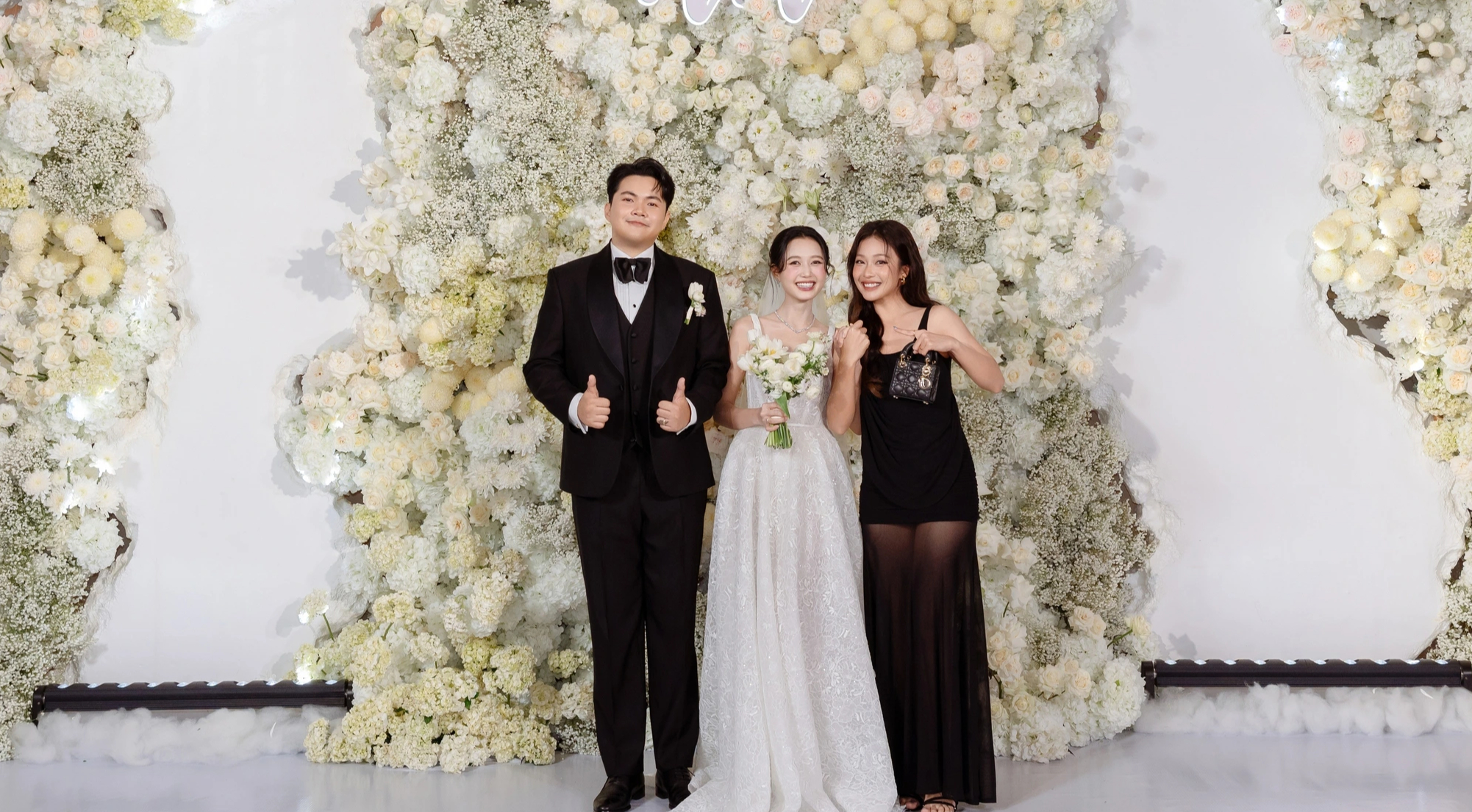 Sam, Trương Quỳnh Anh mặc gợi cảm dự đ&aacute;m cưới Nhung Gumiho v&agrave; chồng nhạc sĩ - Ảnh 7.