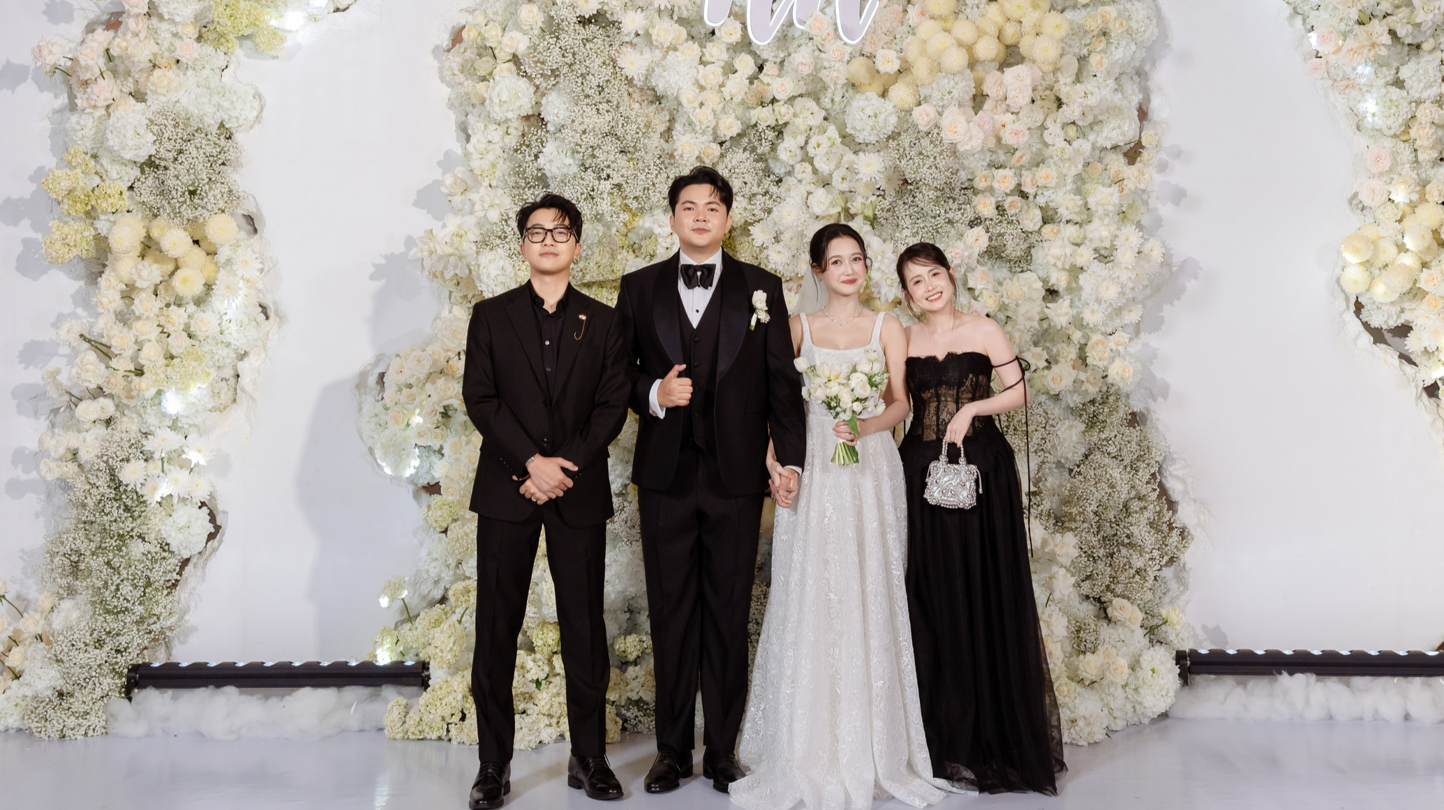 Sam, Trương Quỳnh Anh mặc gợi cảm dự đ&aacute;m cưới Nhung Gumiho v&agrave; chồng nhạc sĩ - Ảnh 8.