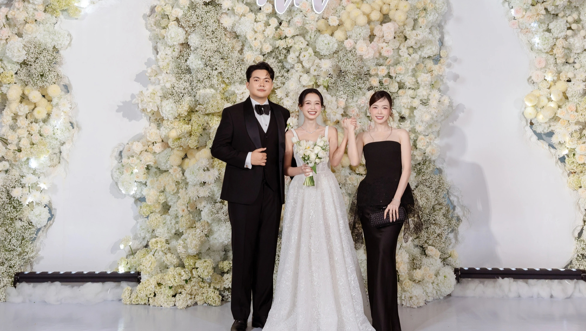 Sam, Trương Quỳnh Anh mặc gợi cảm dự đ&aacute;m cưới Nhung Gumiho v&agrave; chồng nhạc sĩ - Ảnh 9.