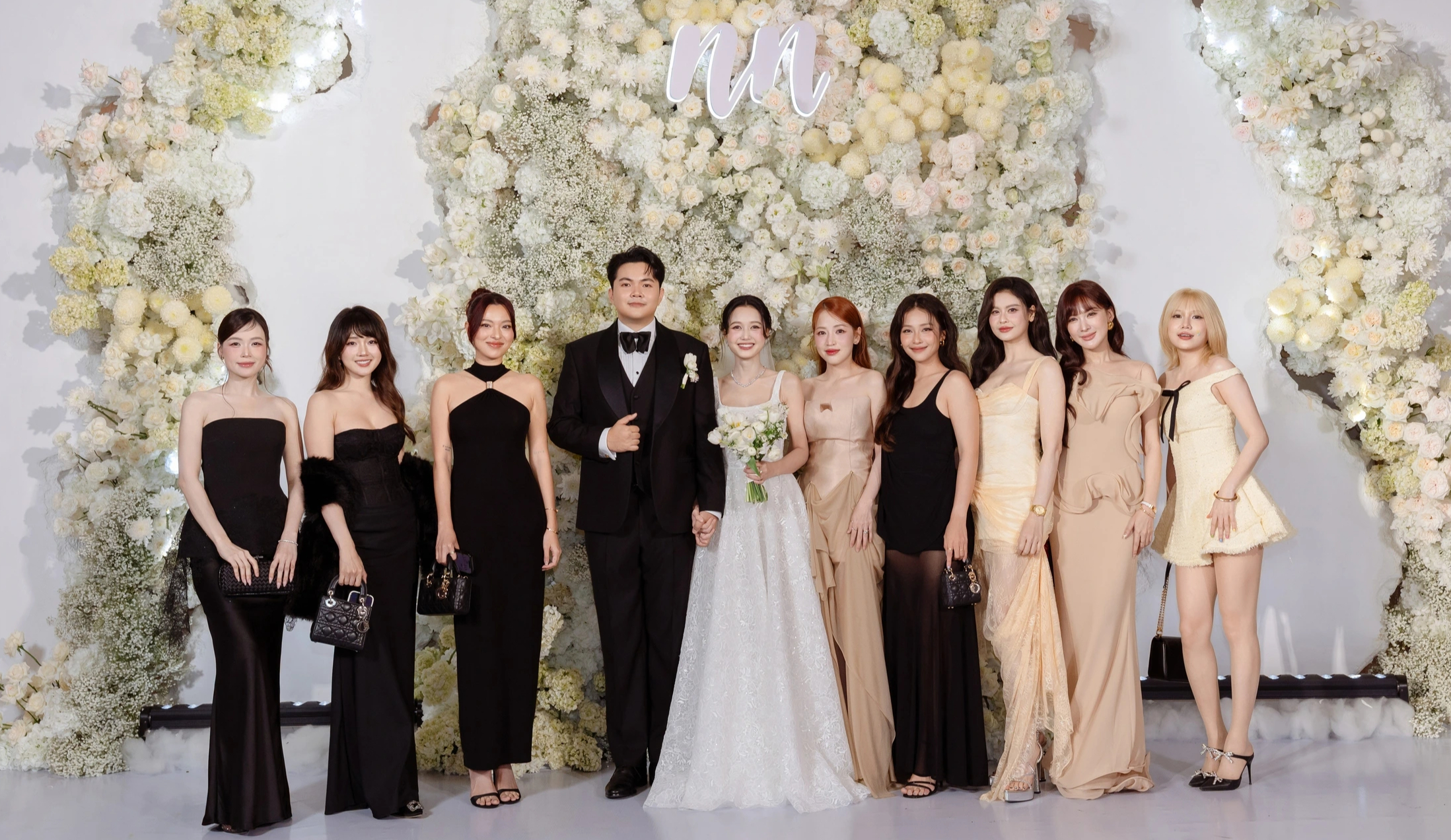 Sam, Trương Quỳnh Anh mặc gợi cảm dự đ&aacute;m cưới Nhung Gumiho v&agrave; chồng nhạc sĩ - Ảnh 12.