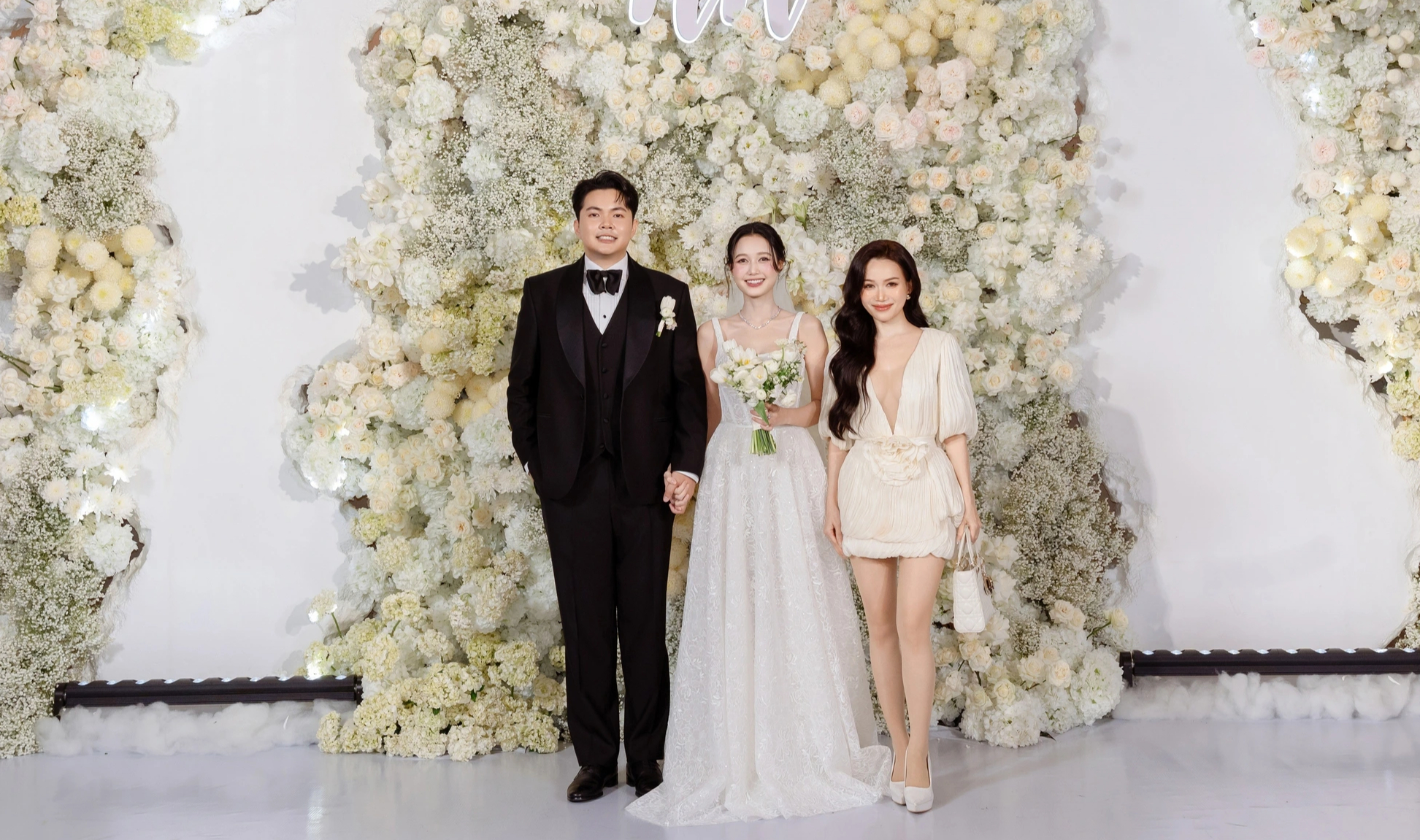 Sam, Trương Quỳnh Anh mặc gợi cảm dự đ&aacute;m cưới Nhung Gumiho v&agrave; chồng nhạc sĩ - Ảnh 4.