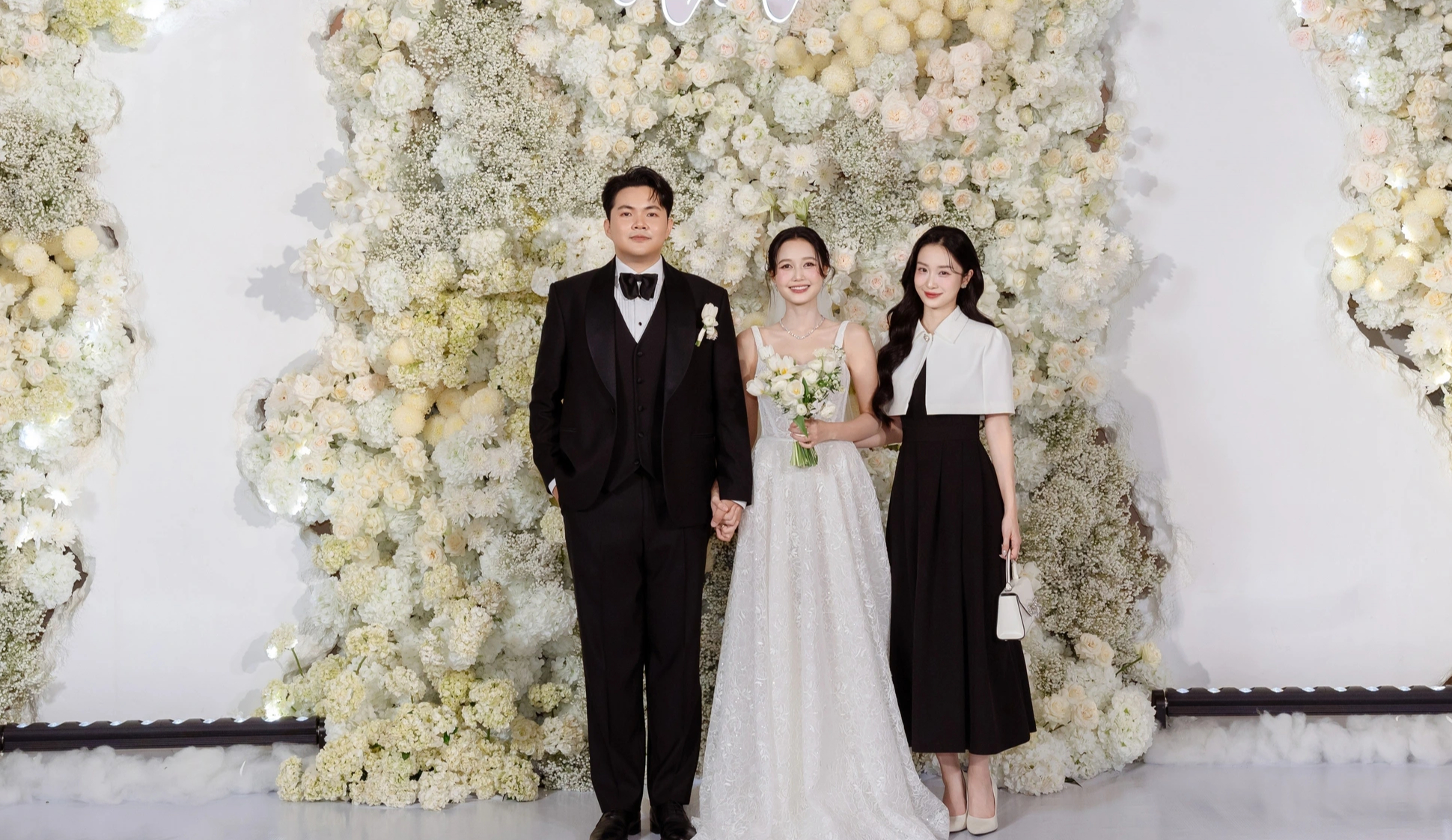 Sam, Trương Quỳnh Anh mặc gợi cảm dự đ&aacute;m cưới Nhung Gumiho v&agrave; chồng nhạc sĩ - Ảnh 6.