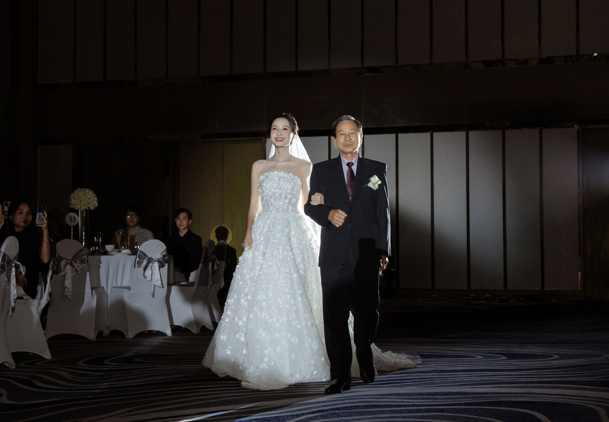 Sam, Trương Quỳnh Anh mặc gợi cảm dự đ&aacute;m cưới Nhung Gumiho v&agrave; chồng nhạc sĩ - Ảnh 2.