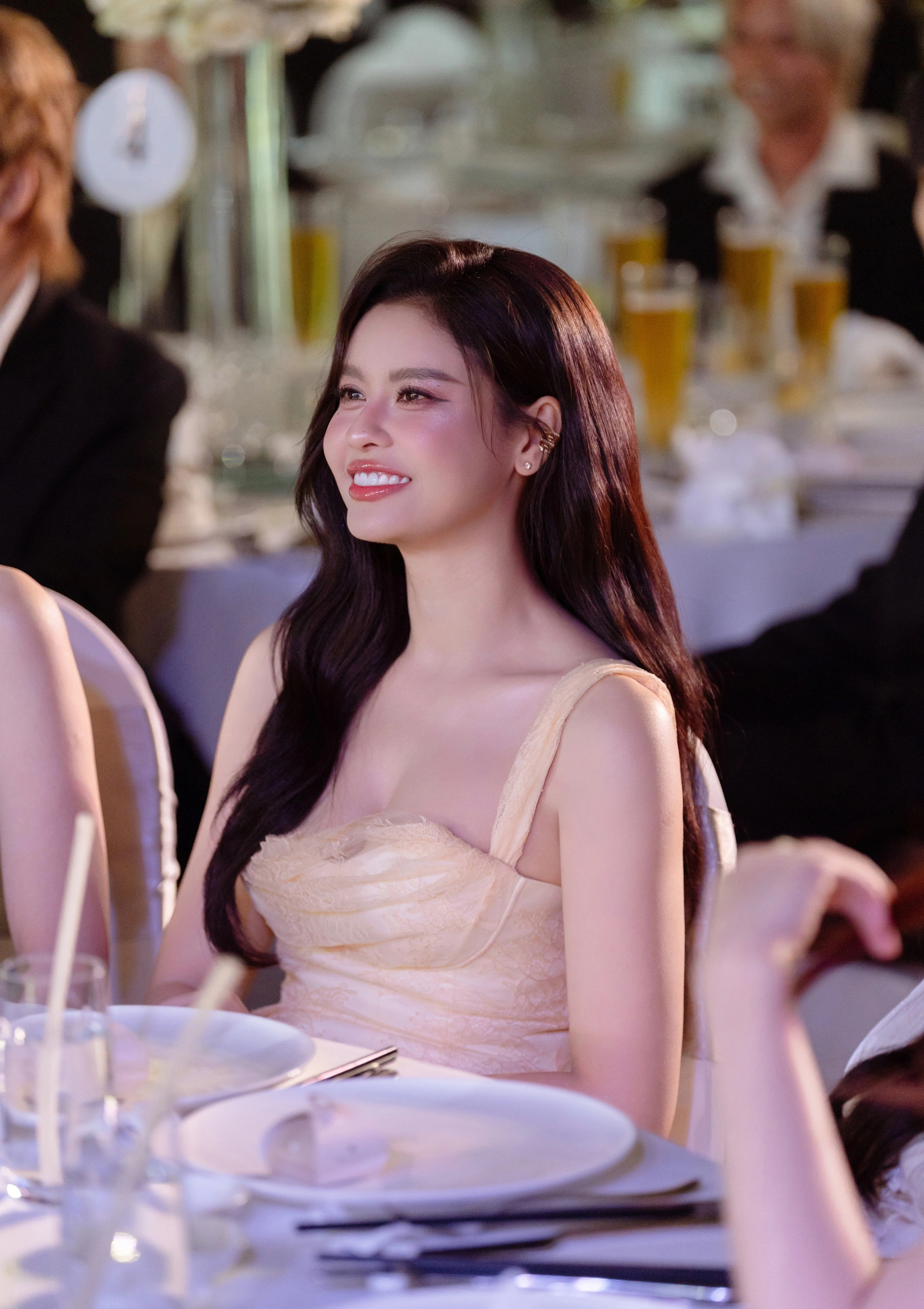 Sam, Trương Quỳnh Anh mặc gợi cảm dự đ&aacute;m cưới Nhung Gumiho v&agrave; chồng nhạc sĩ - Ảnh 11.