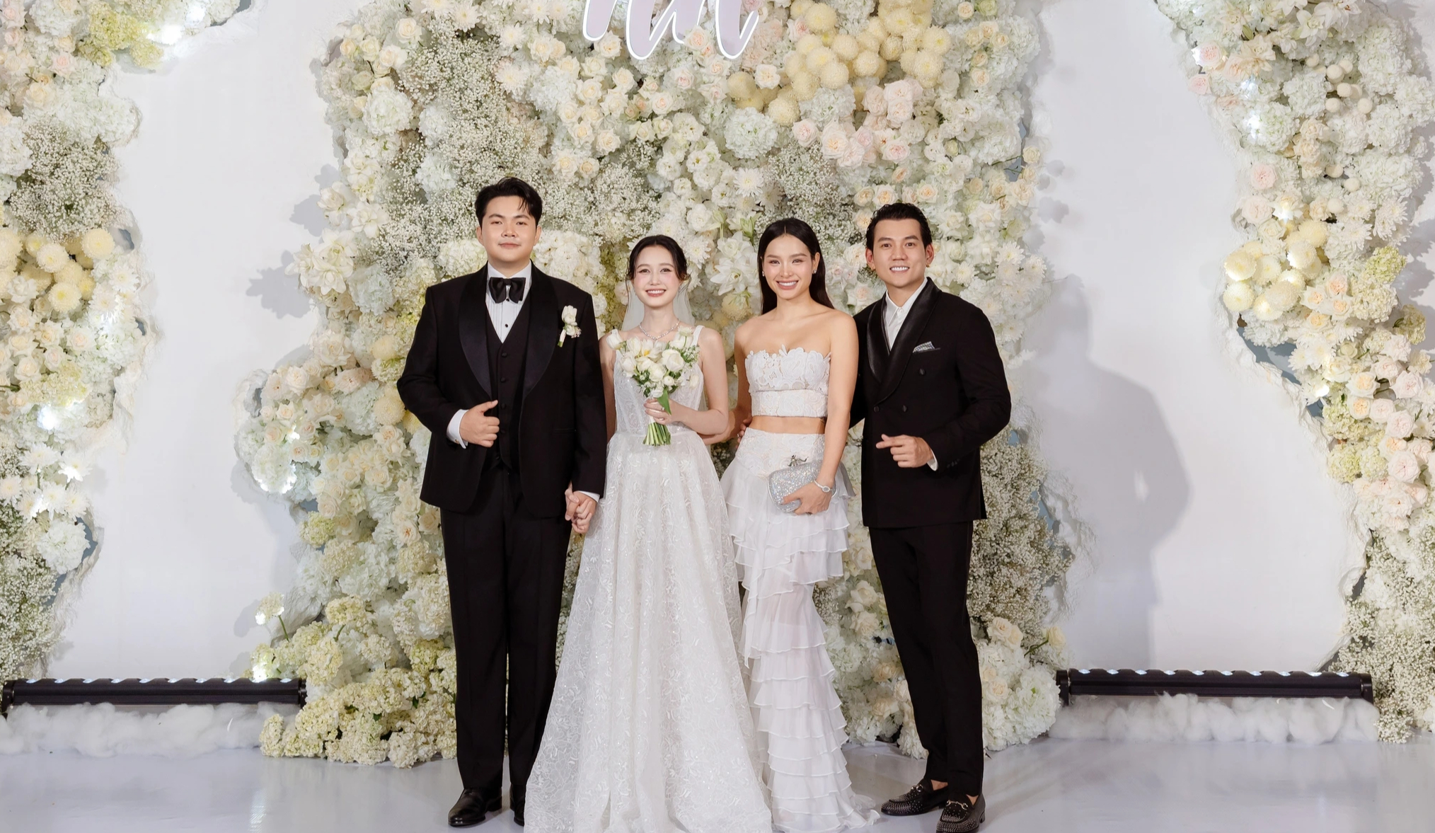 Sam, Trương Quỳnh Anh mặc gợi cảm dự đ&aacute;m cưới Nhung Gumiho v&agrave; chồng nhạc sĩ - Ảnh 5.