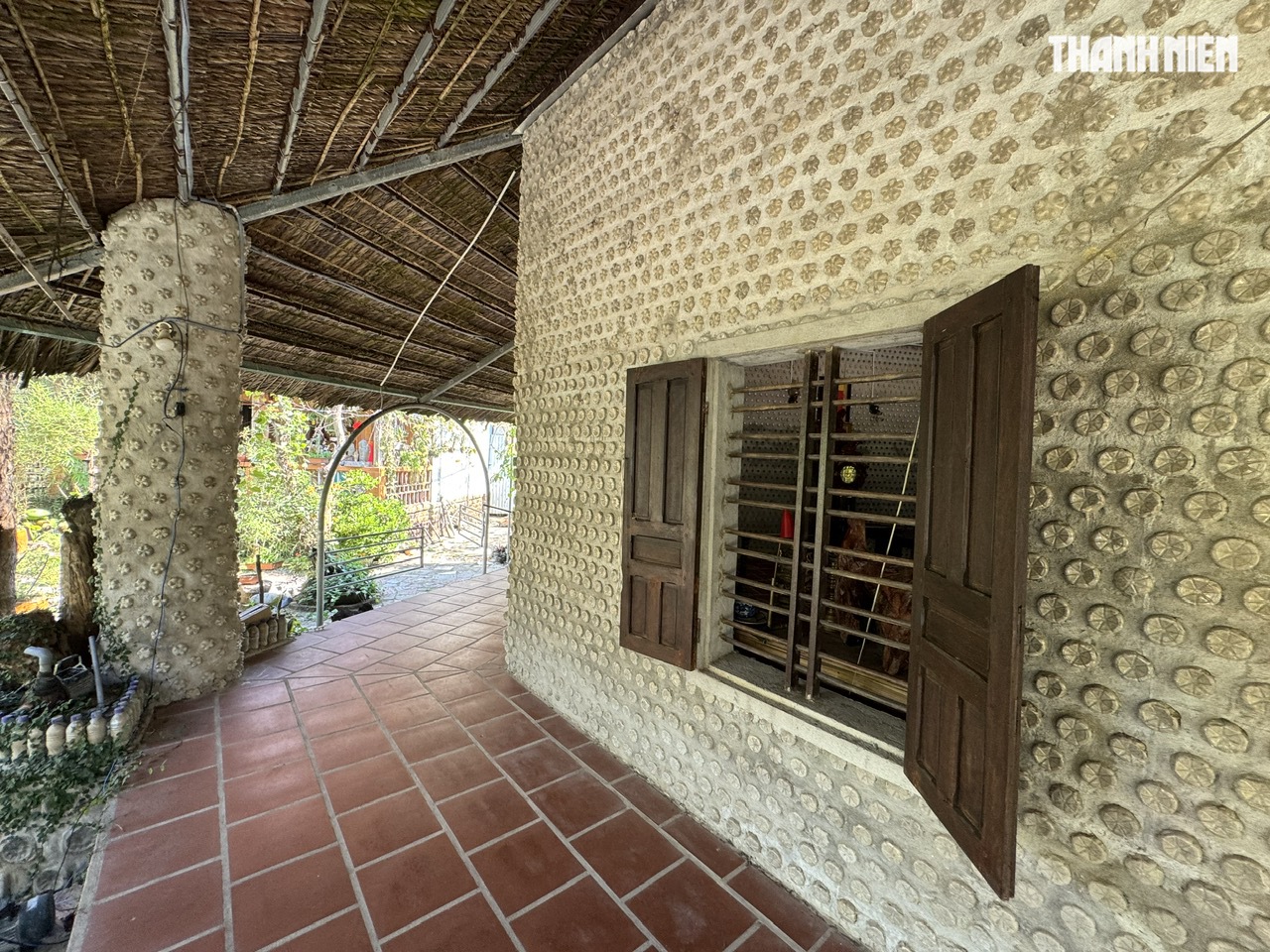 70.000 chai nhựa 'hóa thân' thành ngôi đền độc đáo ở Quảng Ngãi- Ảnh 2. 70.000 chai nhựa 'hóa thân' thành ngôi đền độc đáo ở Quảng Ngãi- Ảnh 2.