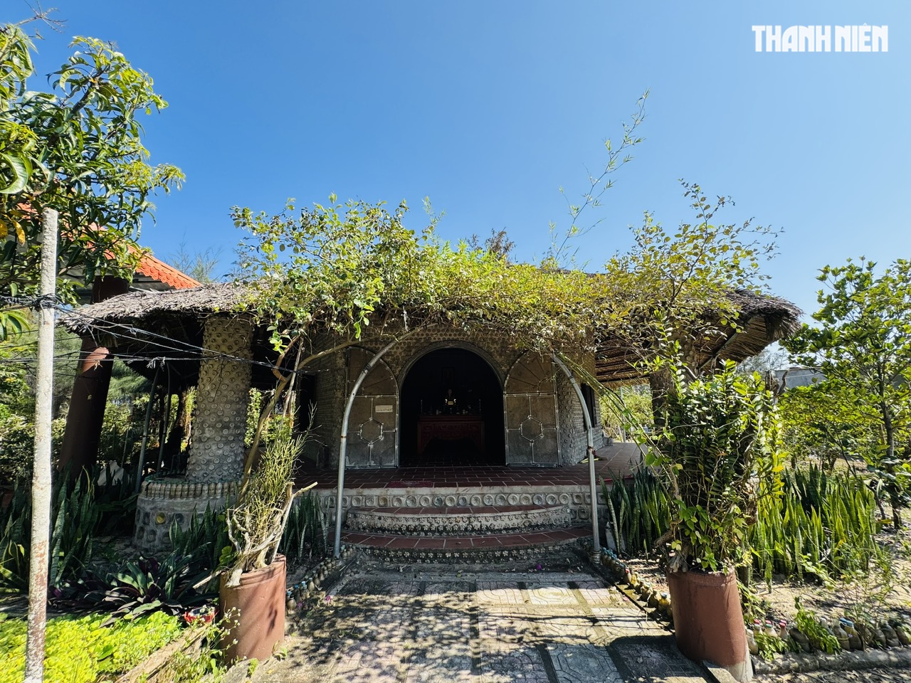 70.000 chai nhựa 'hóa thân' thành ngôi đền độc đáo ở Quảng Ngãi- Ảnh 1. 70.000 chai nhựa 'hóa thân' thành ngôi đền độc đáo ở Quảng Ngãi- Ảnh 1.