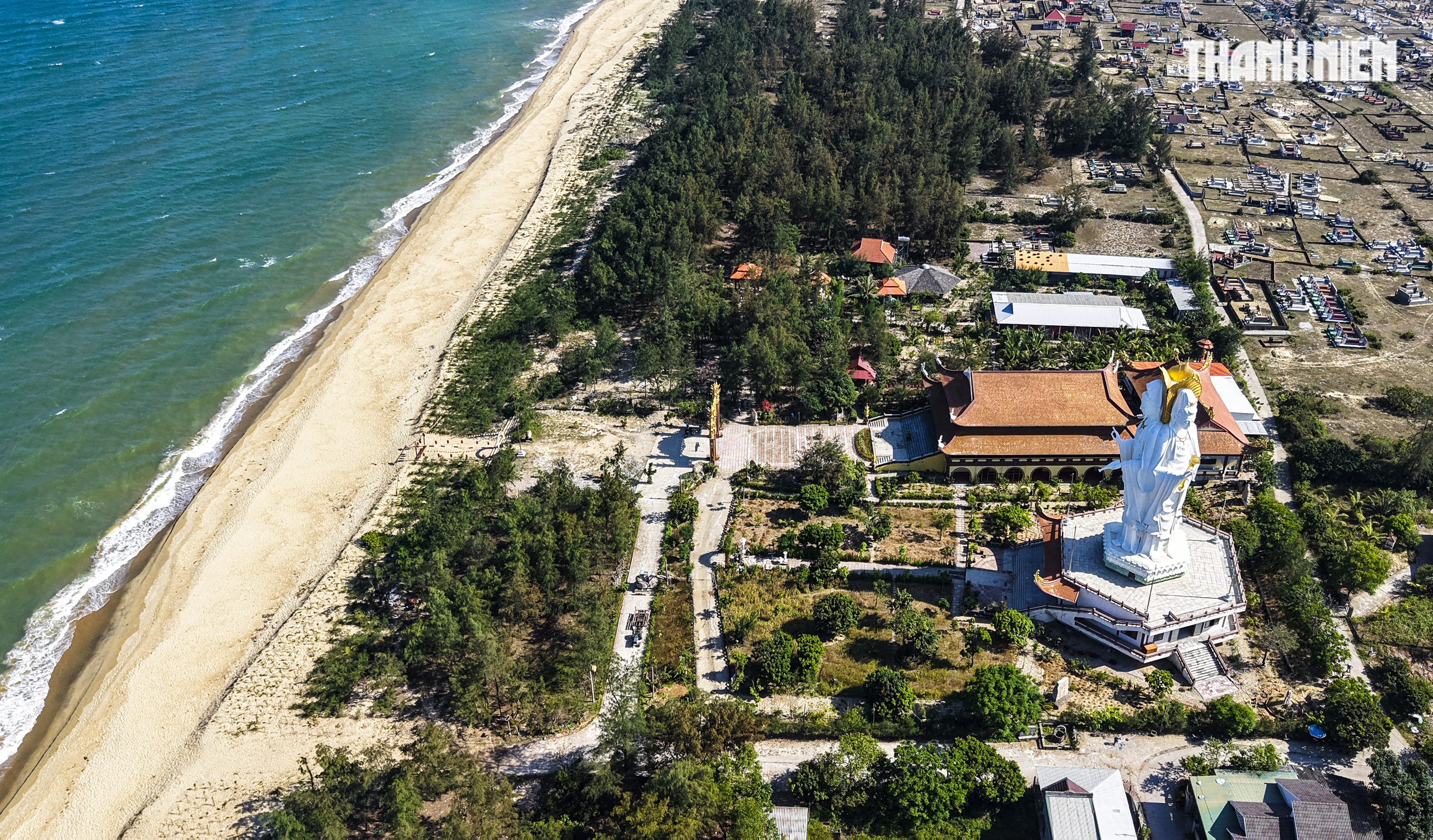 70.000 chai nhựa 'hóa thân' thành ngôi đền độc đáo ở Quảng Ngãi- Ảnh 7. 70.000 chai nhựa 'hóa thân' thành ngôi đền độc đáo ở Quảng Ngãi- Ảnh 7.