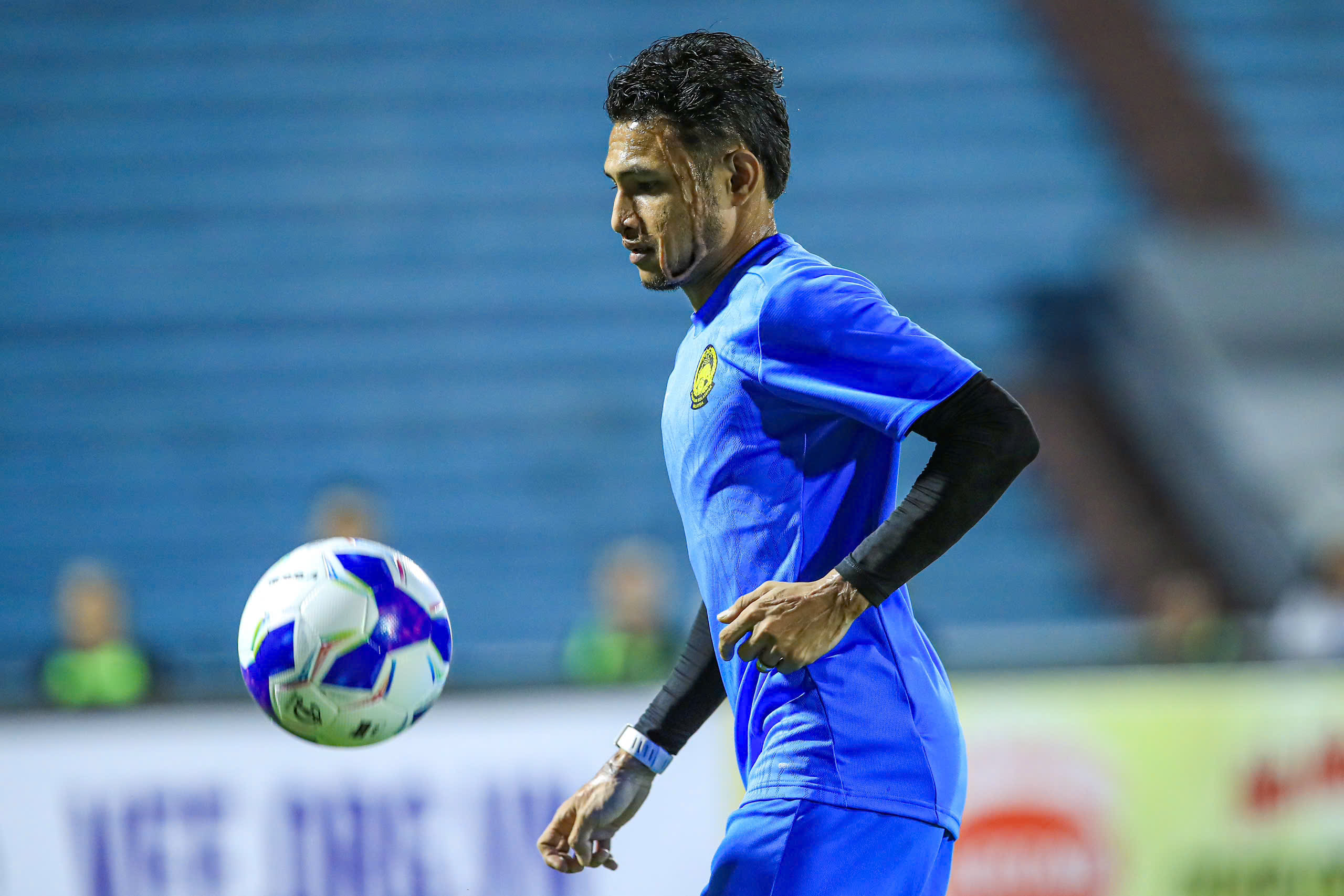 Đội tuyển Malaysia xuất hiện ‘bắt mắt’ trên sân Thiên Trường, báo chí ‘ở nhà’ nóng lòng…- Ảnh 4. Đội tuyển Malaysia xuất hiện ‘bắt mắt’ trên sân Thiên Trường, báo chí ‘ở nhà’ nóng lòng…- Ảnh 4.